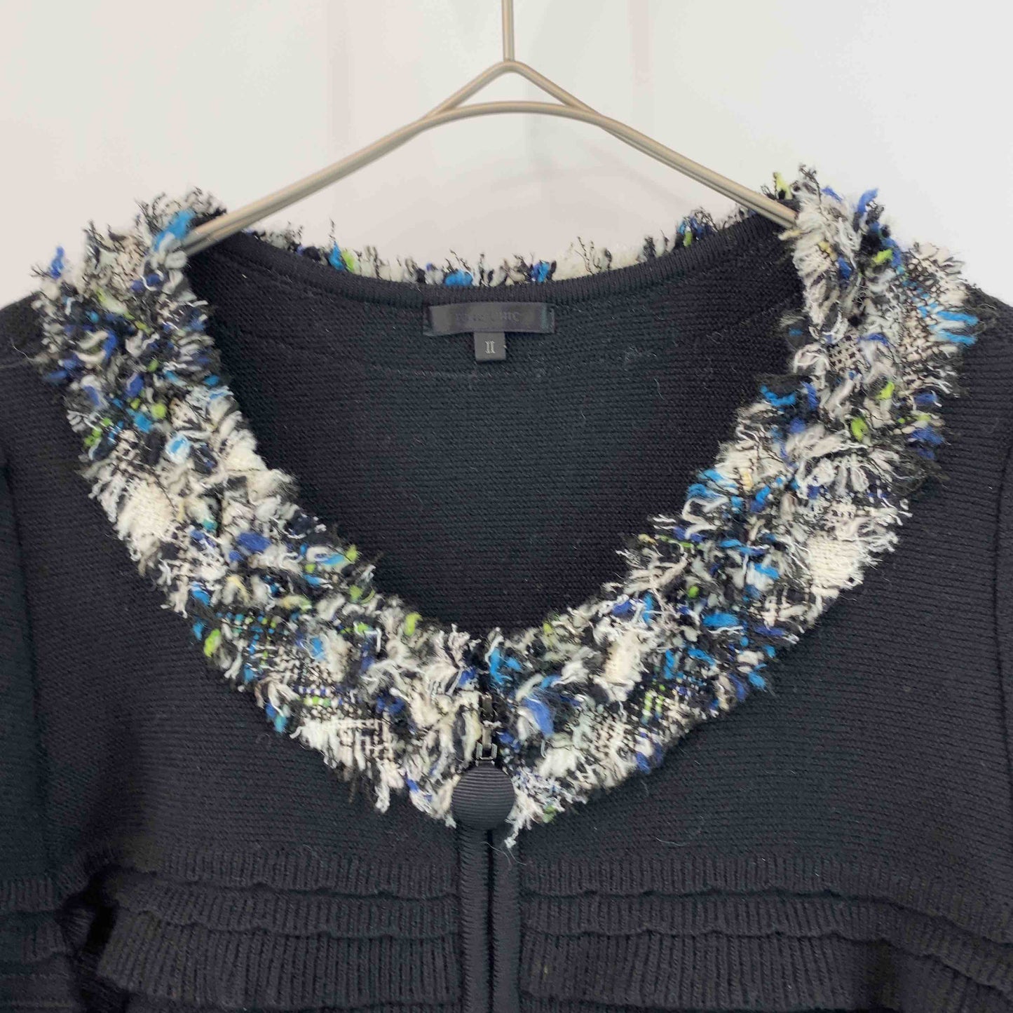 TO BE CHIC トゥービーシック 無地 ブラック 黒 ニット ノーカラー ジャケット 袖 襟 フリンジ付き サイズⅡ