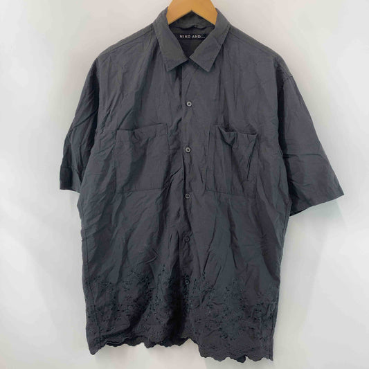 niko and... ニコアンド ダークグレー チャコールグレー 刺繍デザイン 花柄 メンズ 半袖シャツ