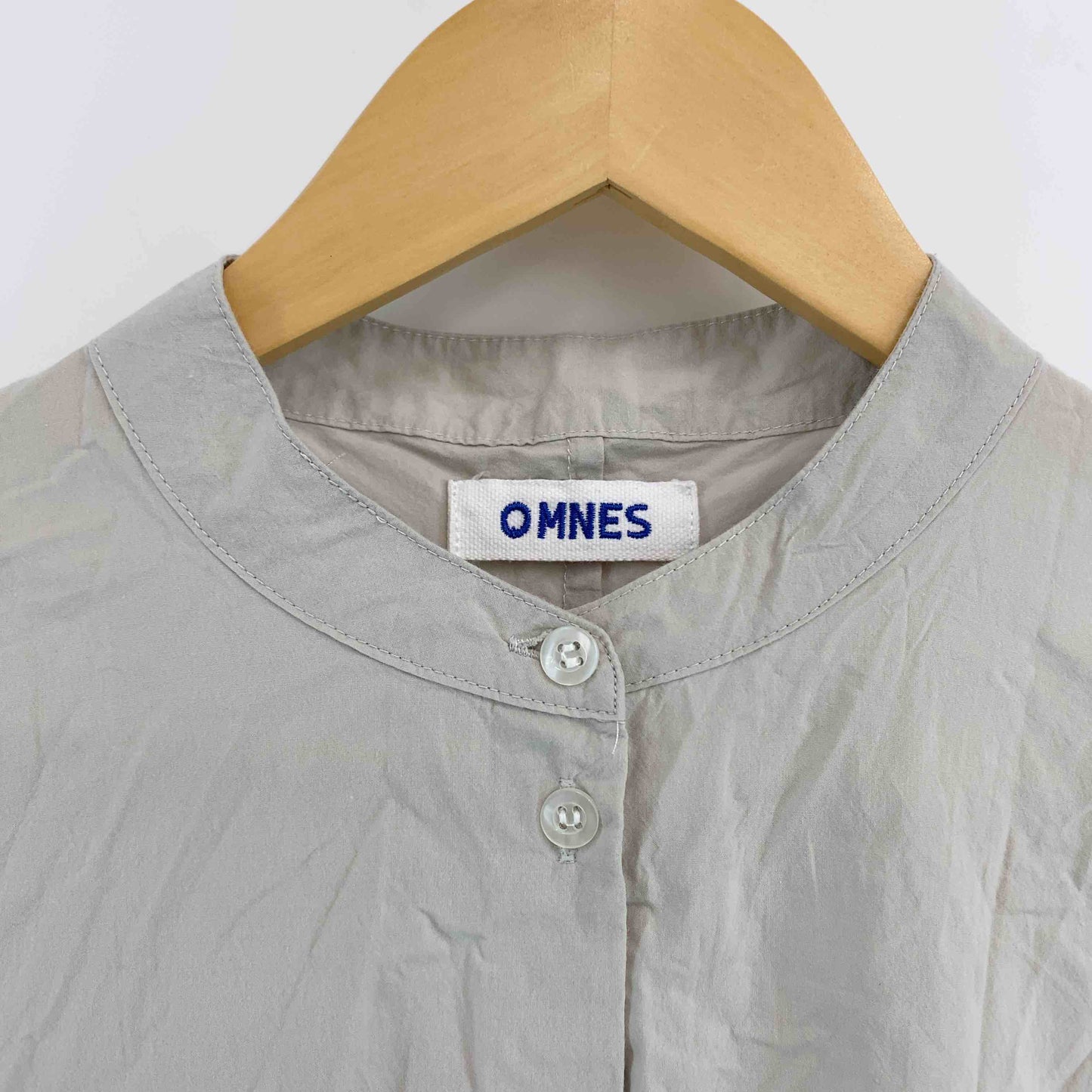 OMNES オムネス レディース 半袖シャツ/ブラウス グレージュ スタンドカラー