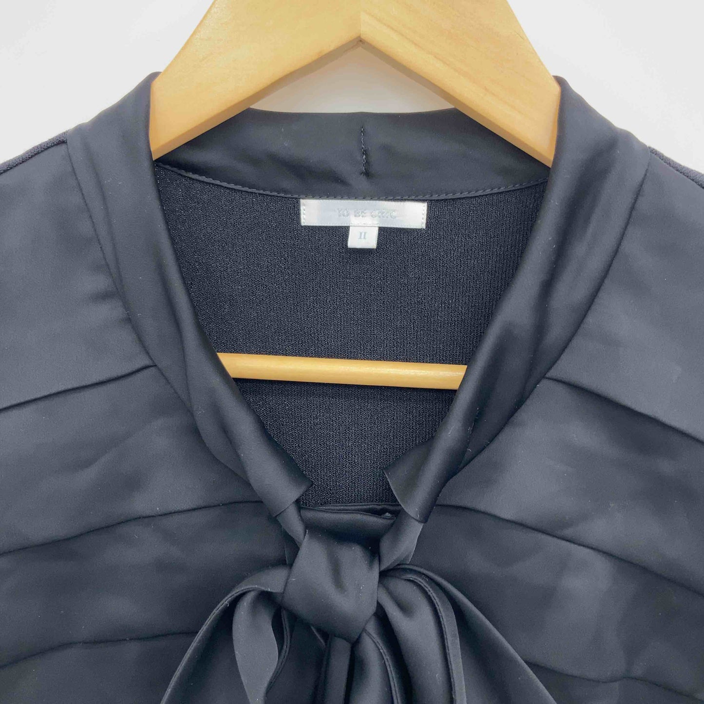 TO BE CHIC トゥービーシック レディース 半袖ブラウス ブラック ボータイ サテン×ニット