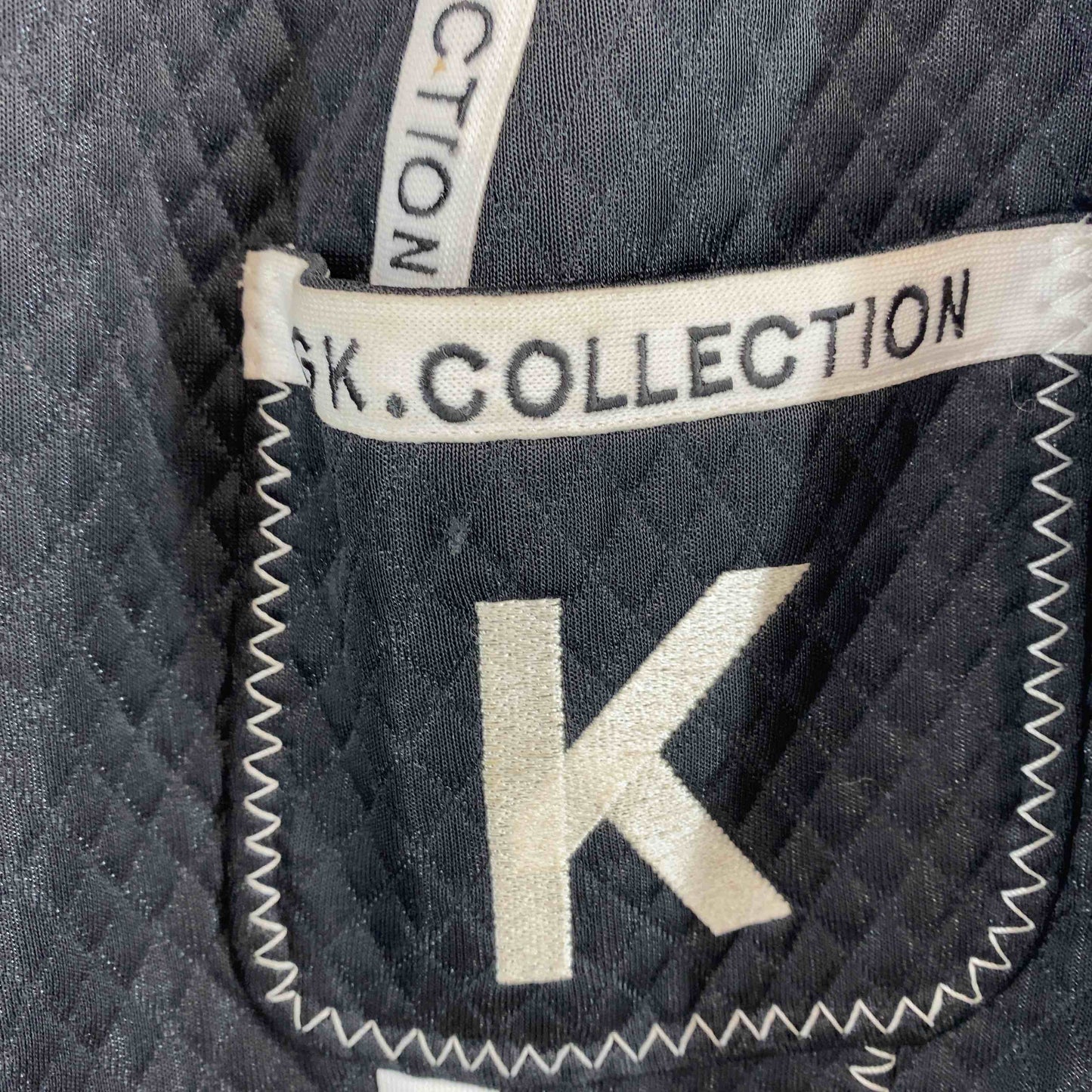 伊太利屋 GK collection  レディース ブルゾン ブラック ロゴ刺繍 胸ポケット付き