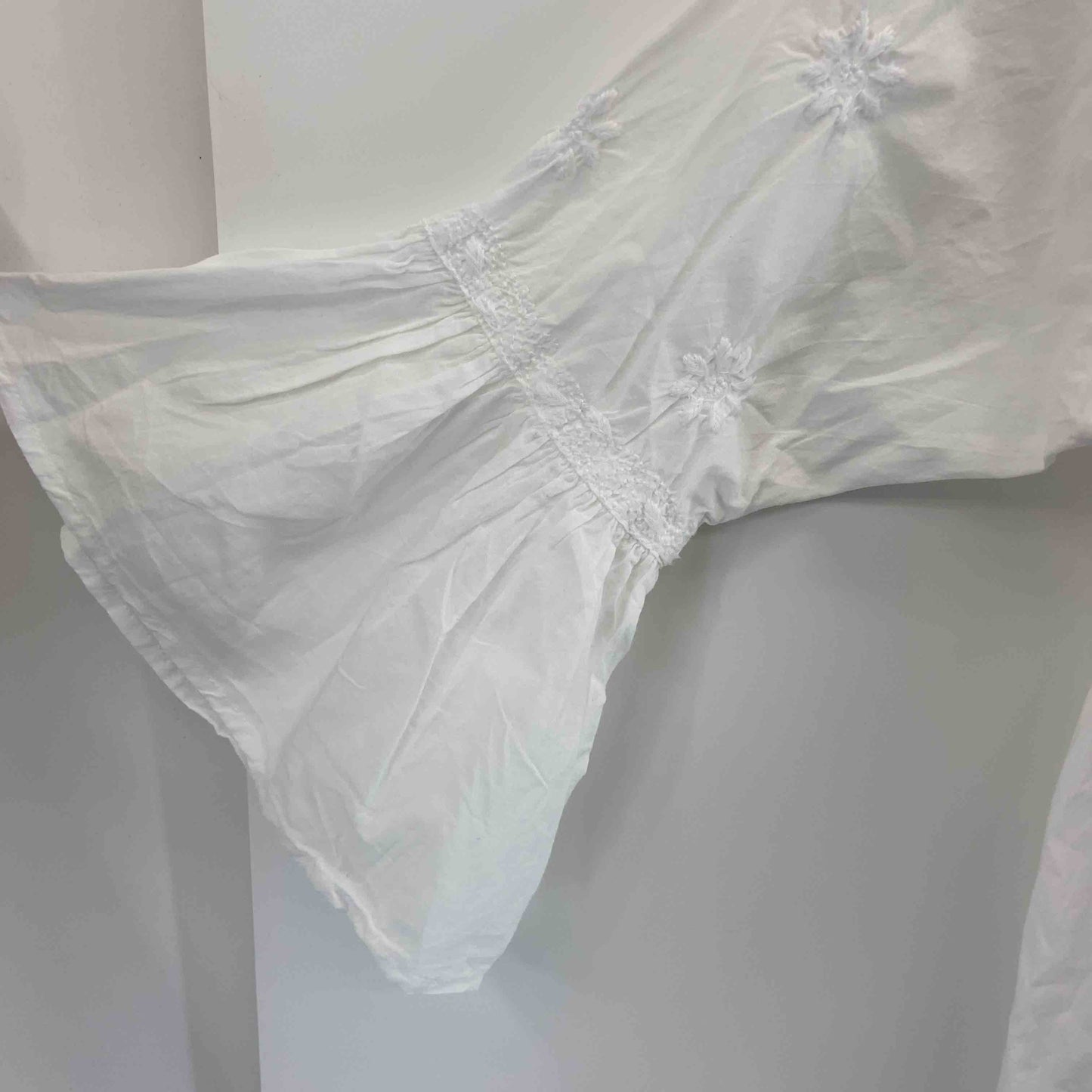 ロングワンピース ホワイト 刺繡デザイン 花柄  レディース 長袖ワンピース