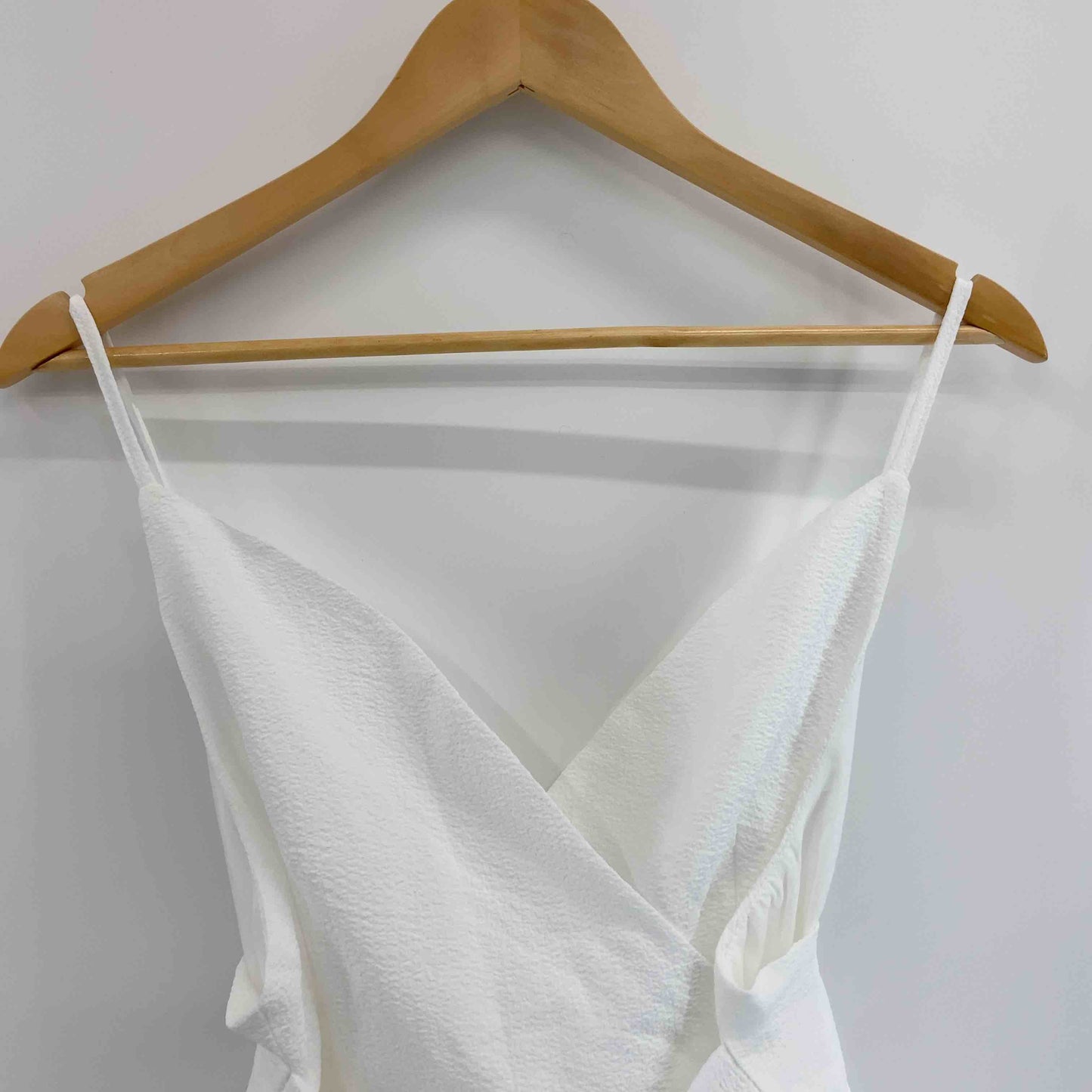 Bifrost ビフレスト レディース キャミワンピース ホワイト カシュクール ウエストリボン エンボス