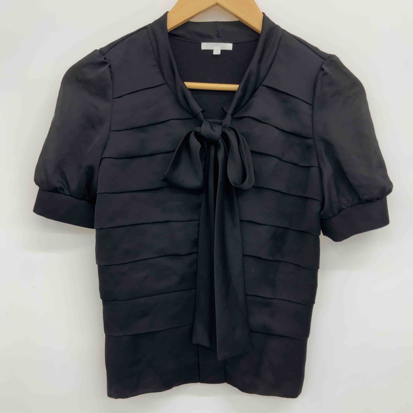 TO BE CHIC トゥービーシック レディース 半袖ブラウス ブラック ボータイ サテン×ニット