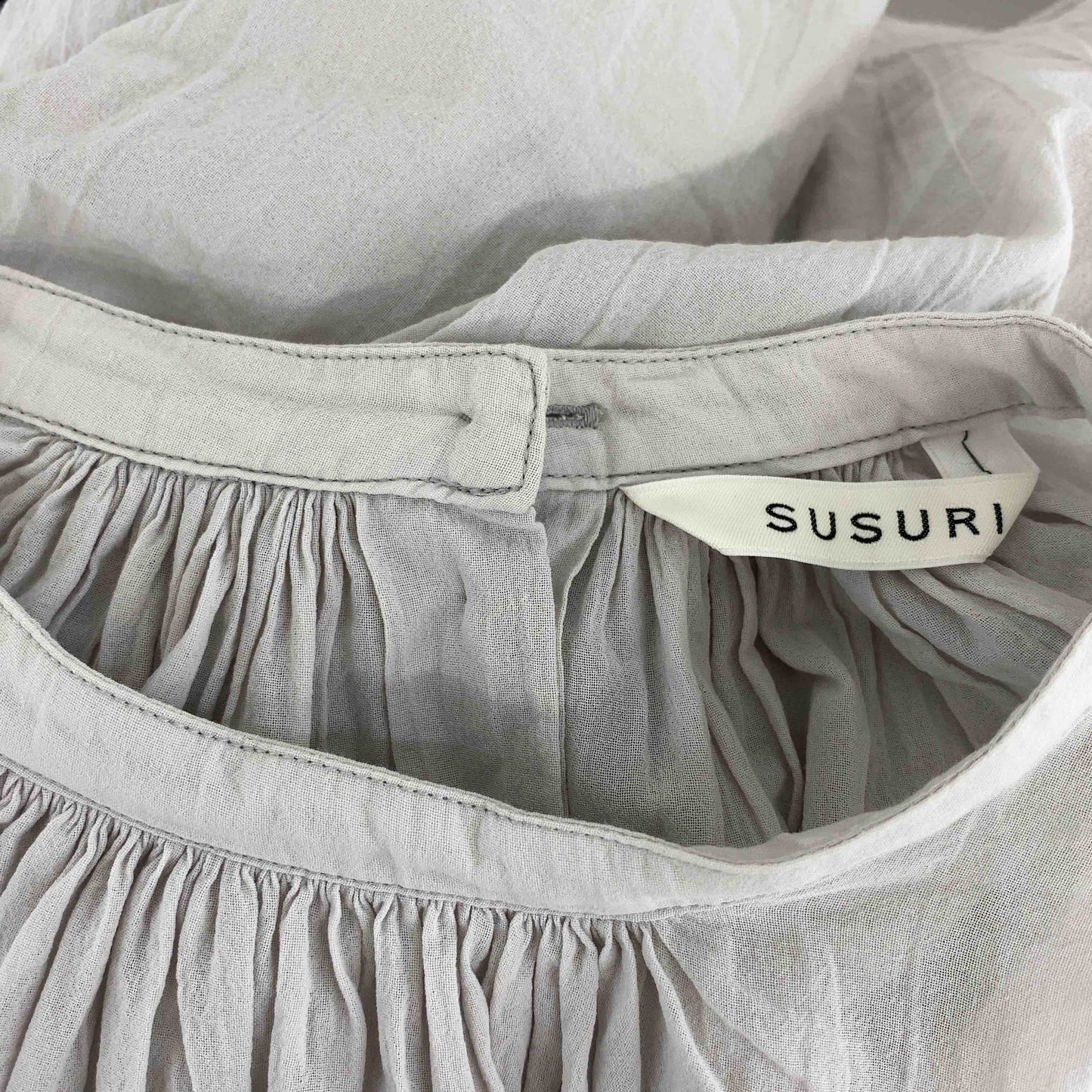 SUSURI ススリ ライトグレー シアー 無地 シンプル レディース 半袖シャツ/ブラウス