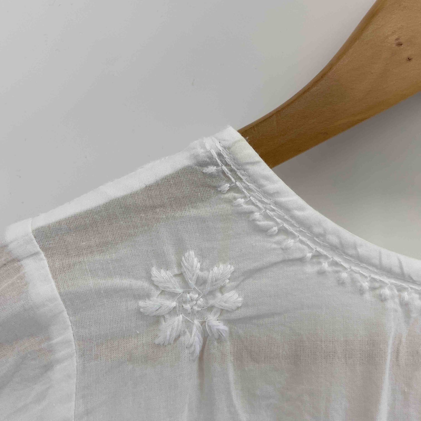 ロングワンピース ホワイト 刺繡デザイン 花柄  レディース 長袖ワンピース