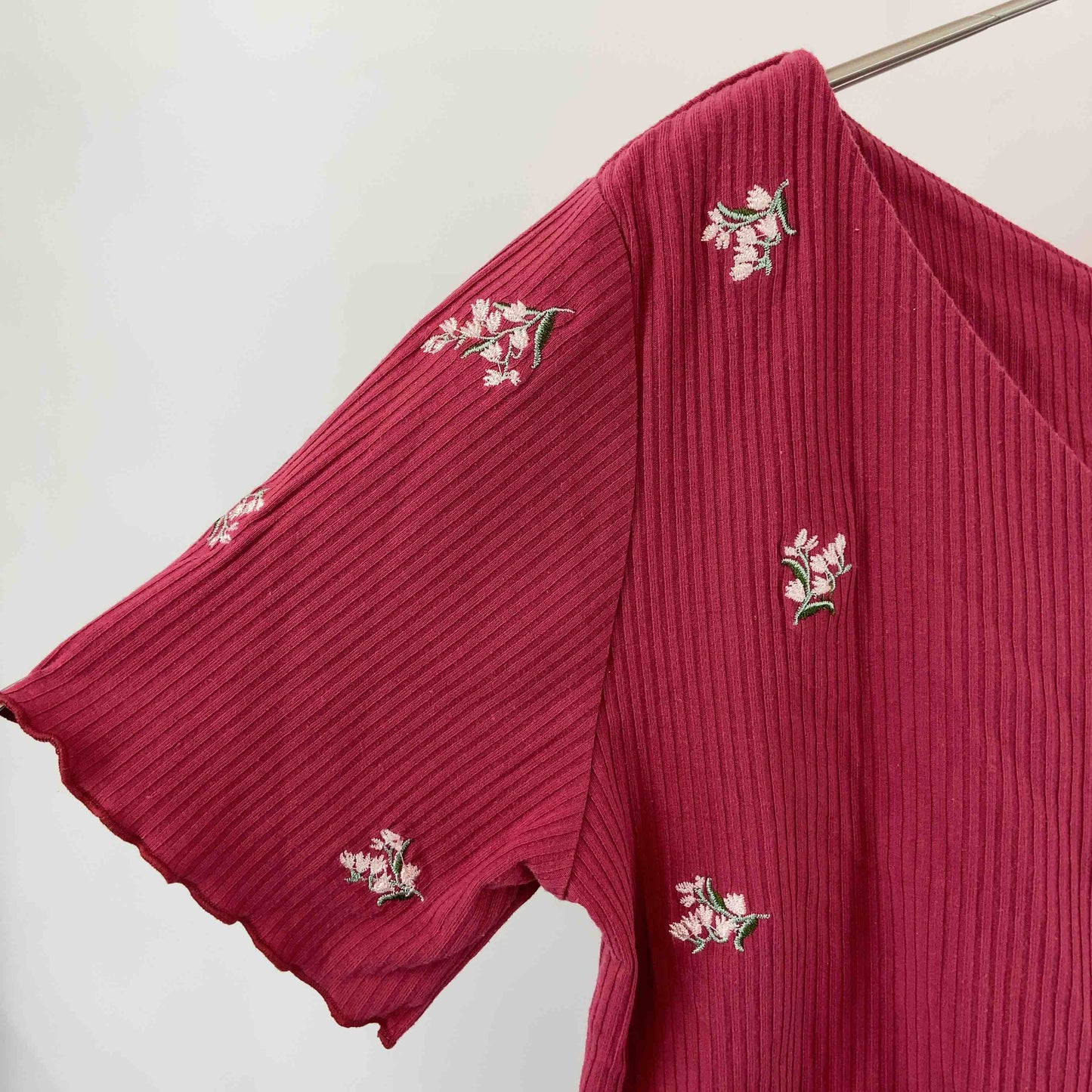 NICE CLAUP ナイスクラップ レディース Tシャツ（半袖）レッド 花柄刺繡