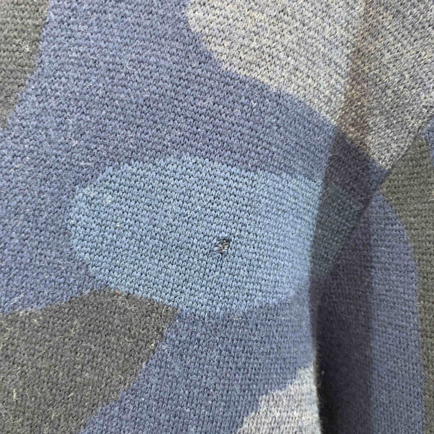 1piu1uguale3 ウノピゥウノウグァーレトレ ネイビー カモフラ柄 迷彩柄 Uネック メンズ ニット/セーター