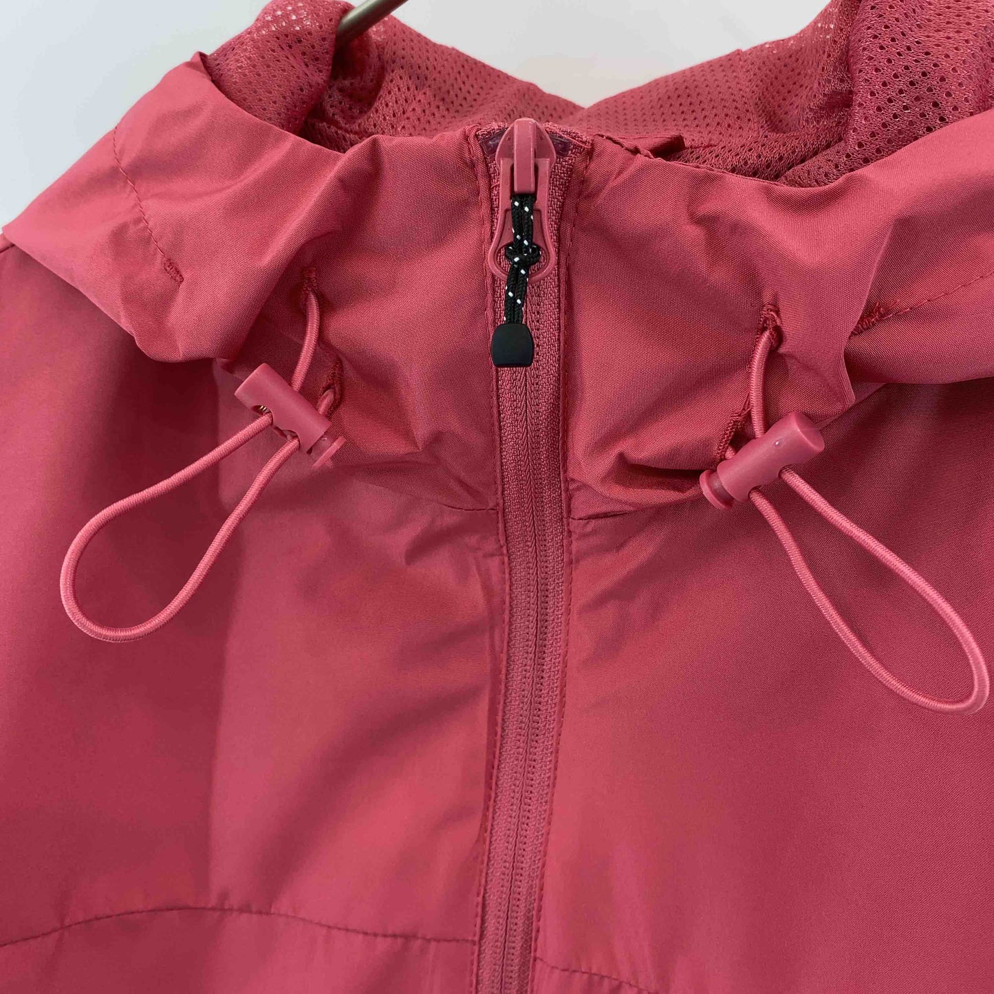 レディース ナイロンジャケット　裏地メッシュ　フード付き　パッションピンク