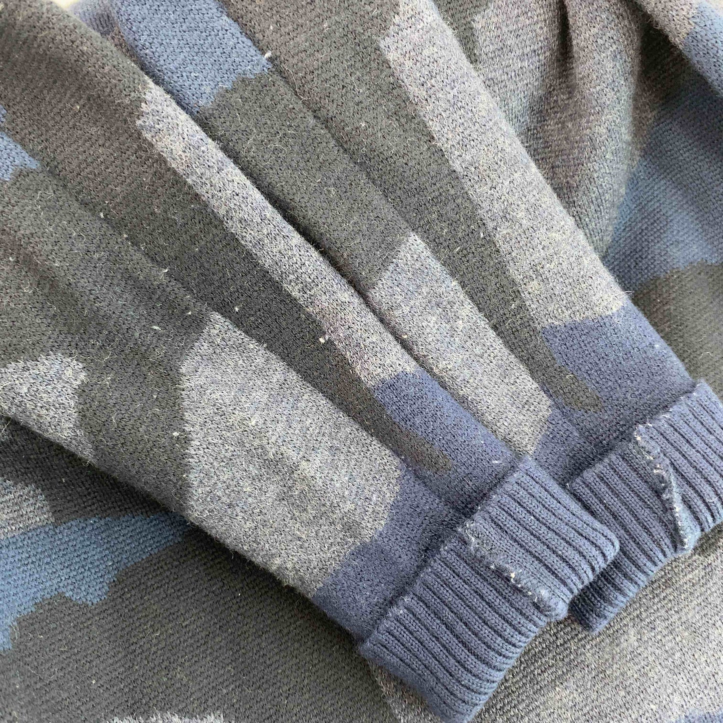 1piu1uguale3 ウノピゥウノウグァーレトレ ネイビー カモフラ柄 迷彩柄 Uネック メンズ ニット/セーター