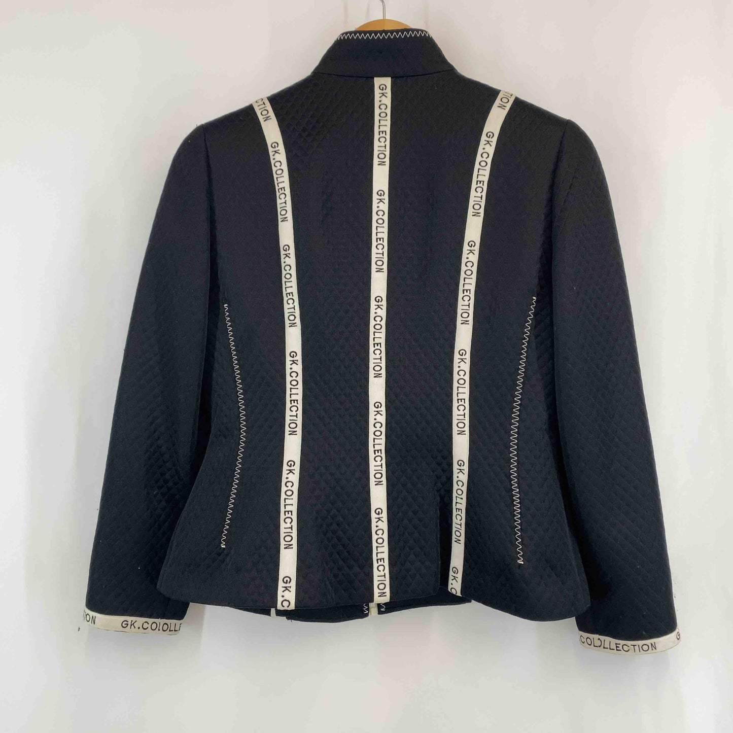 伊太利屋 GK collection  レディース ブルゾン ブラック ロゴ刺繍 胸ポケット付き