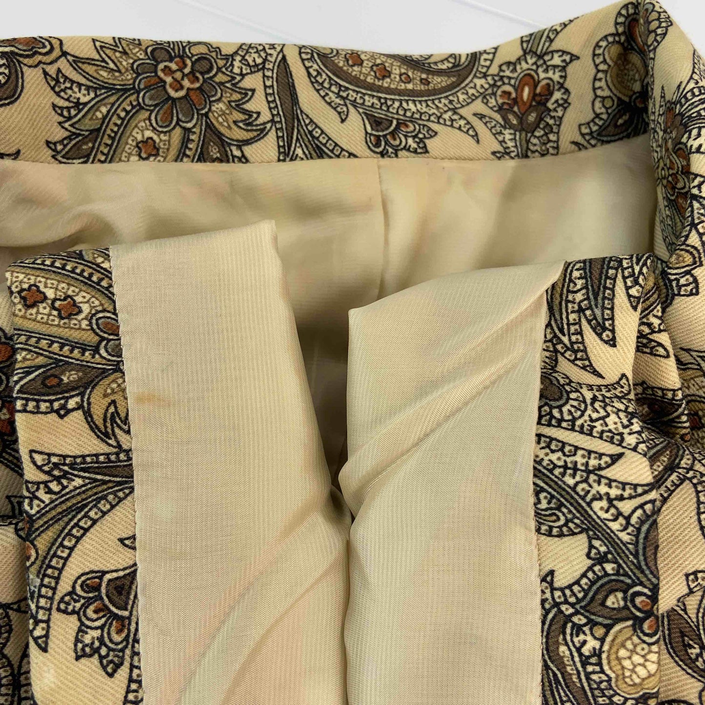 レディース テーラードジャケット　セットアップ　プリーツスカート　総柄　ベージュ　裏地