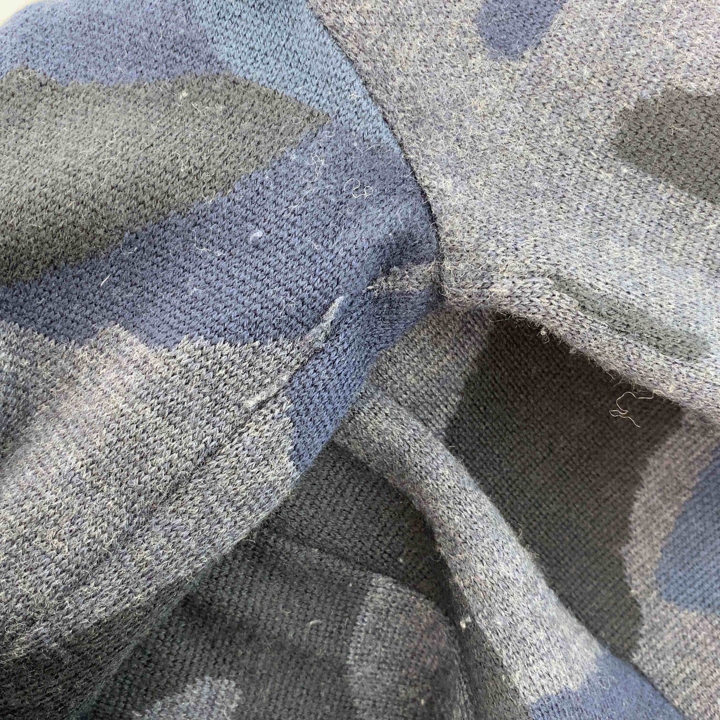 1piu1uguale3 ウノピゥウノウグァーレトレ ネイビー カモフラ柄 迷彩柄 Uネック メンズ ニット/セーター