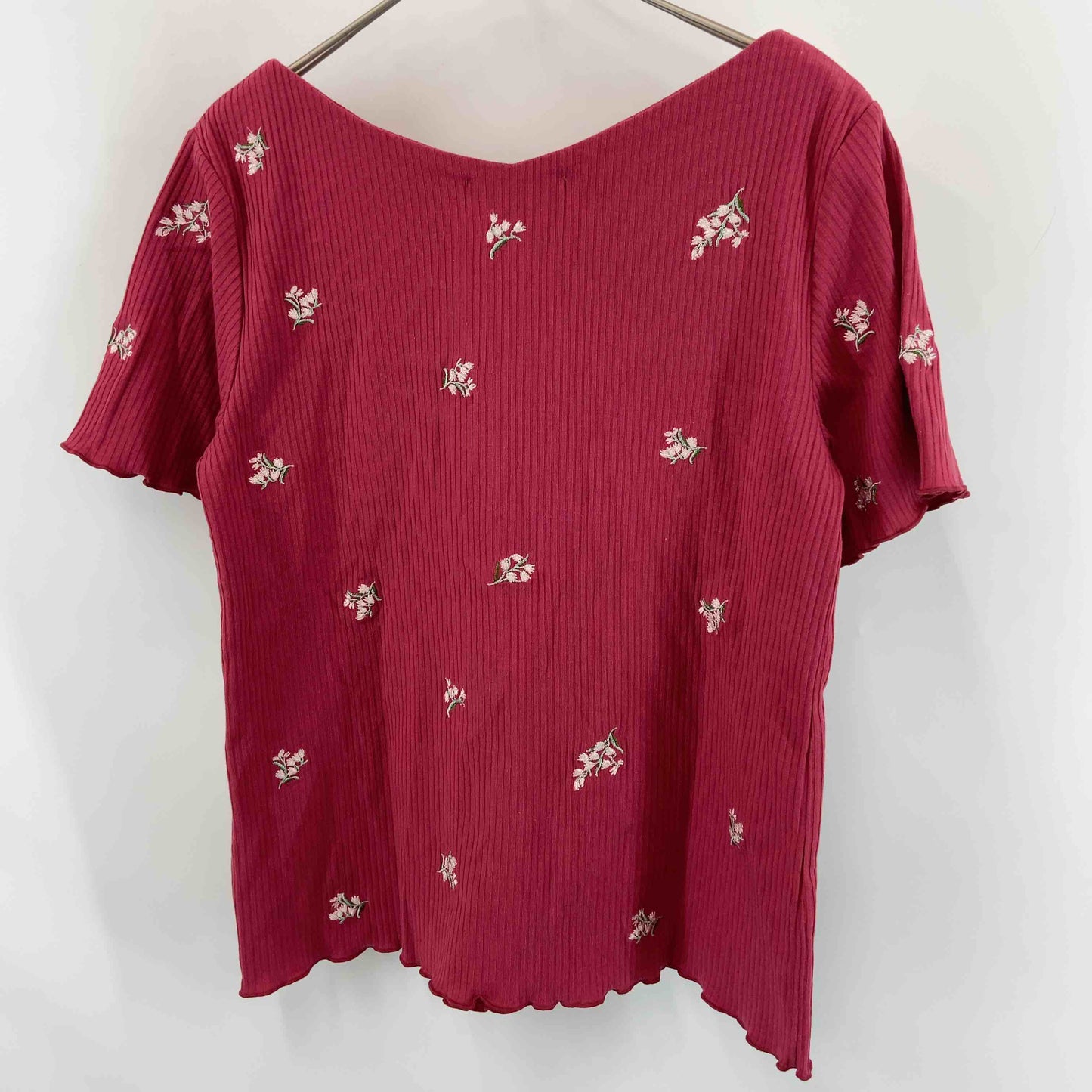 NICE CLAUP ナイスクラップ レディース Tシャツ（半袖）レッド 花柄刺繡