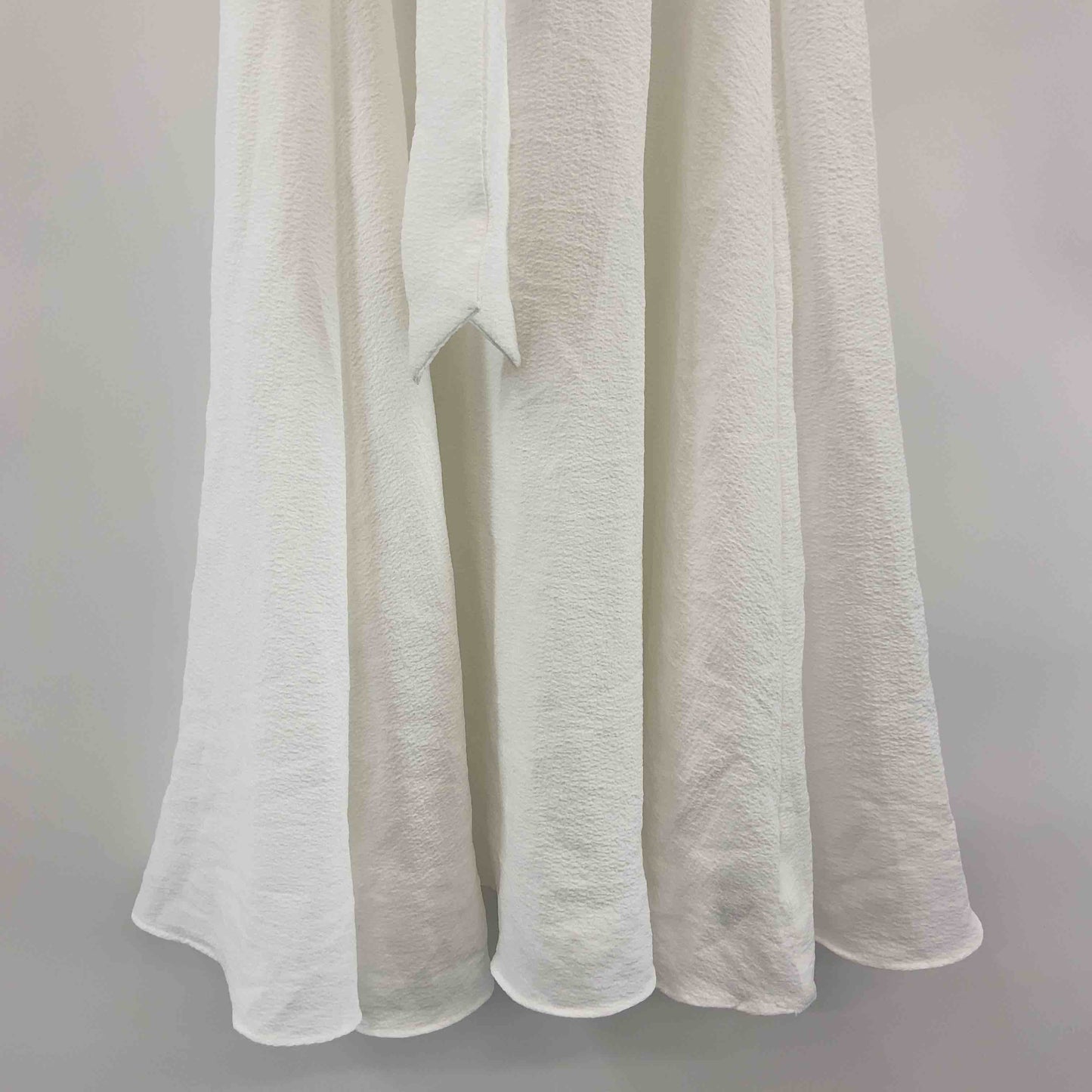 Bifrost ビフレスト レディース キャミワンピース ホワイト カシュクール ウエストリボン エンボス