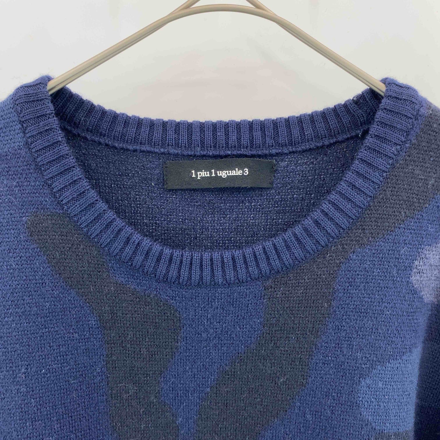 1piu1uguale3 ウノピゥウノウグァーレトレ ネイビー カモフラ柄 迷彩柄 Uネック メンズ ニット/セーター