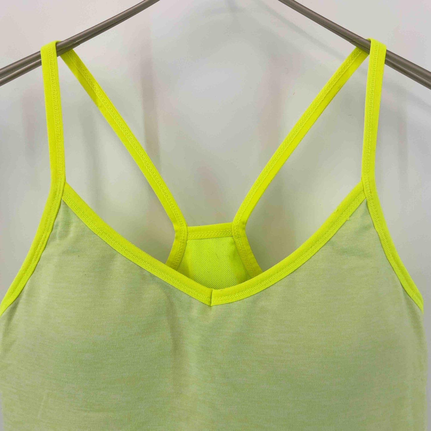NIKE ナイキ レディース キャミソール　DRI-FIT　蛍光イエロー　カップ付き