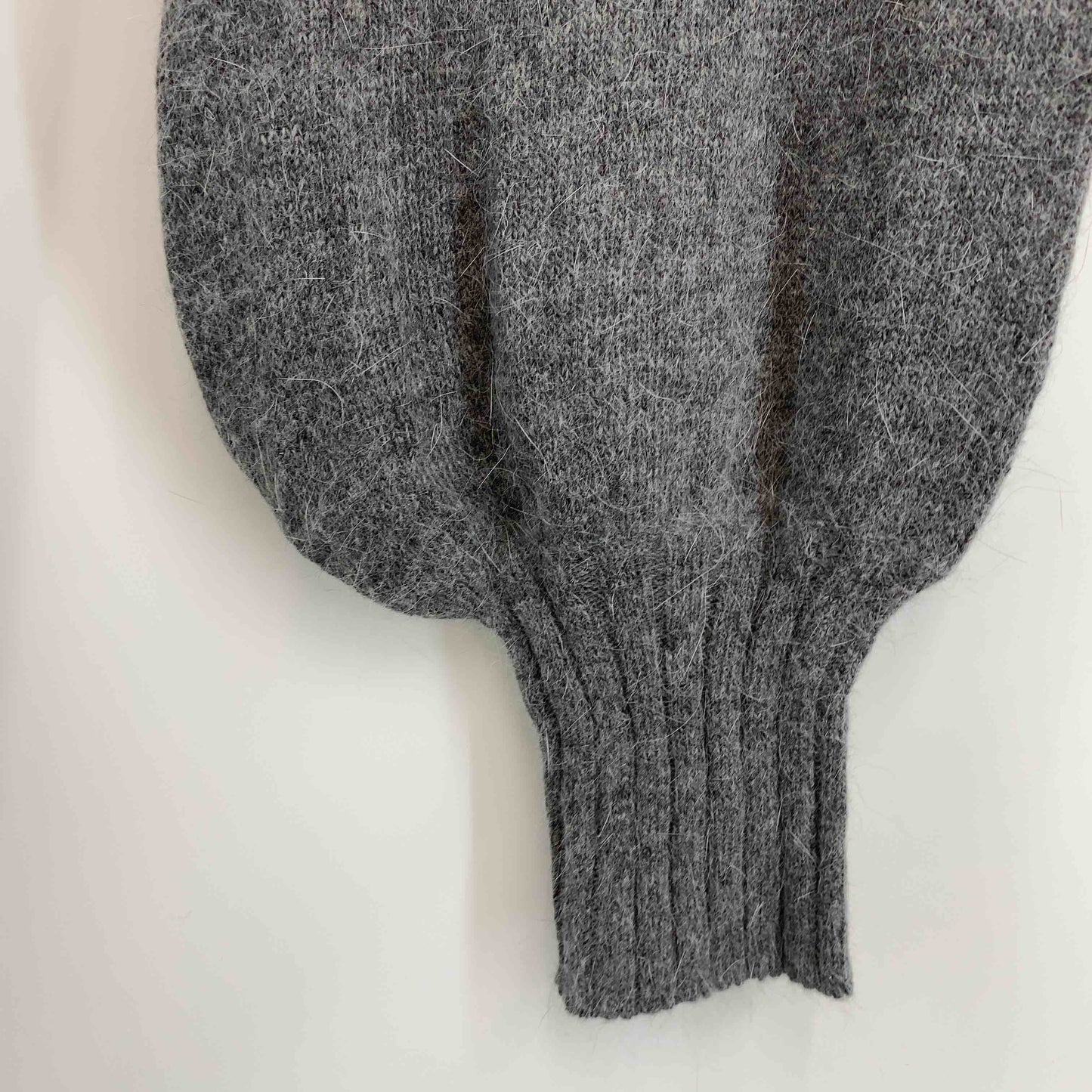 who’s who Chico フーズフーチコ レディース ニット/セーター ショート丈 グレー アンゴラ混 ボリュームスリーブ