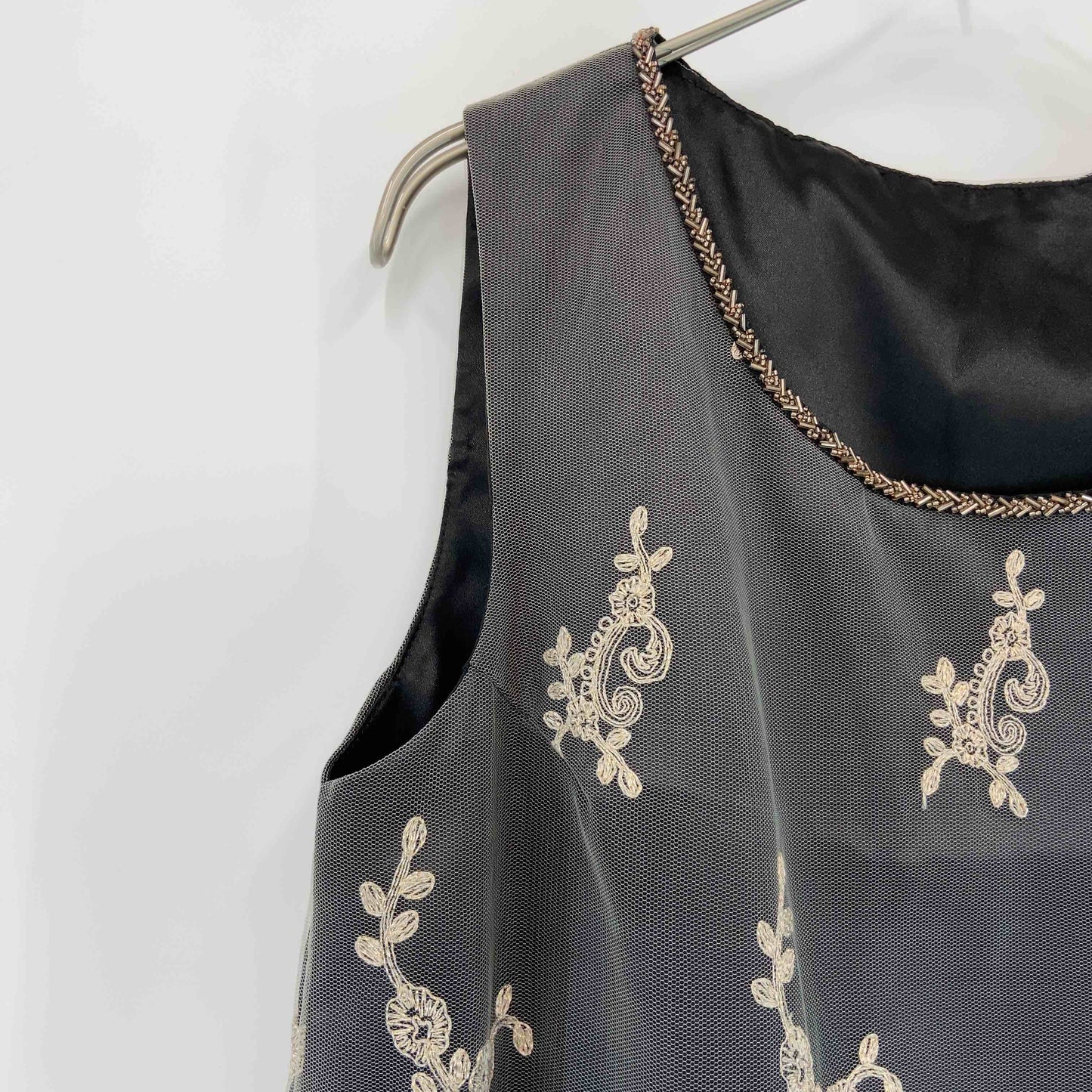 レディース ノースリーブワンピース　ひざ丈　レース　花柄　刺繍　ビーズ装飾　黒