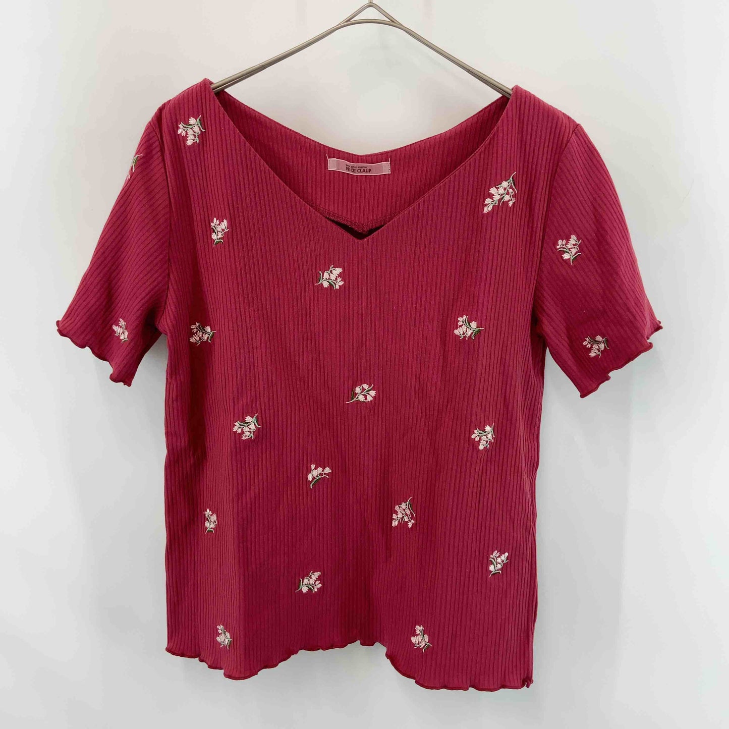 NICE CLAUP ナイスクラップ レディース Tシャツ（半袖）レッド 花柄刺繡