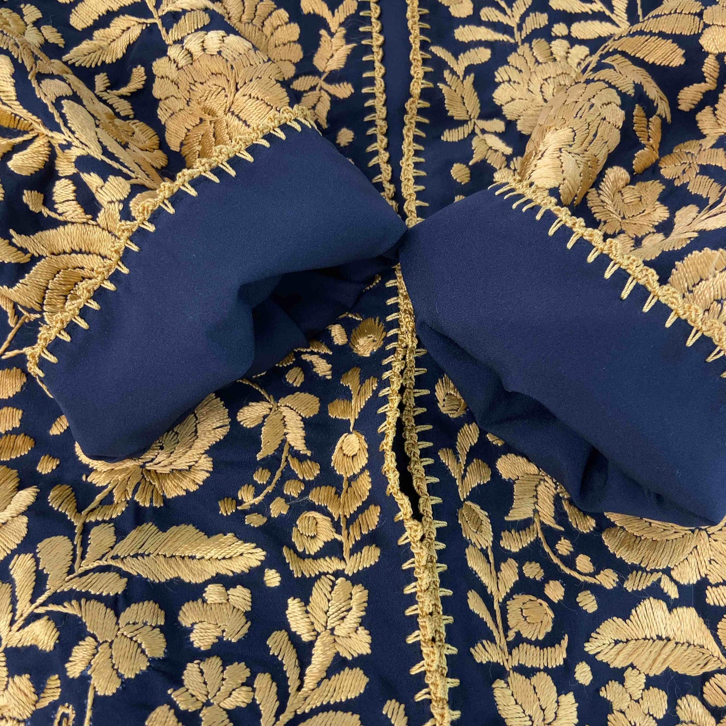 レディース ノーカラージャケット ブラック サテン刺繍花柄