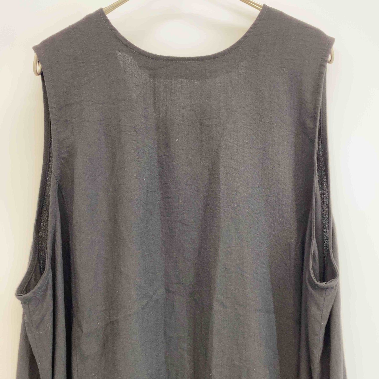 レディース ノースリーブワンピース ブラック 前開きワンピース ウエストリボン 麻調