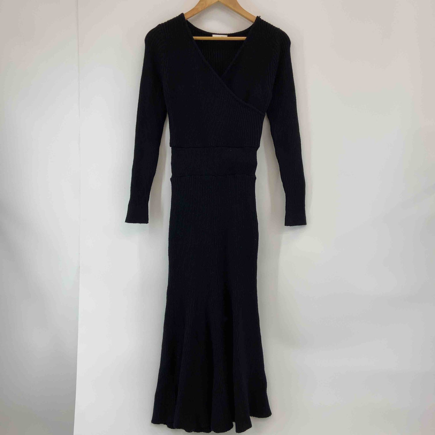 Resexxy リゼクシー レディース リブニットワンピース　長袖　ロング丈　Vネック　黒