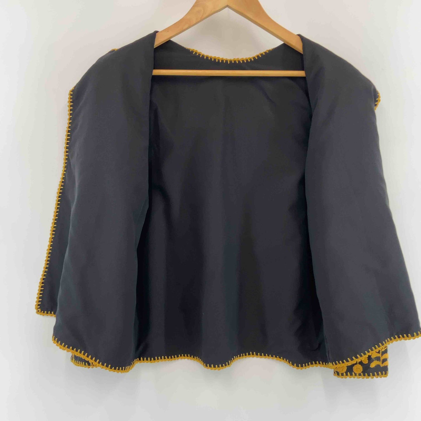 レディース ノーカラージャケット ブラック サテン刺繍花柄