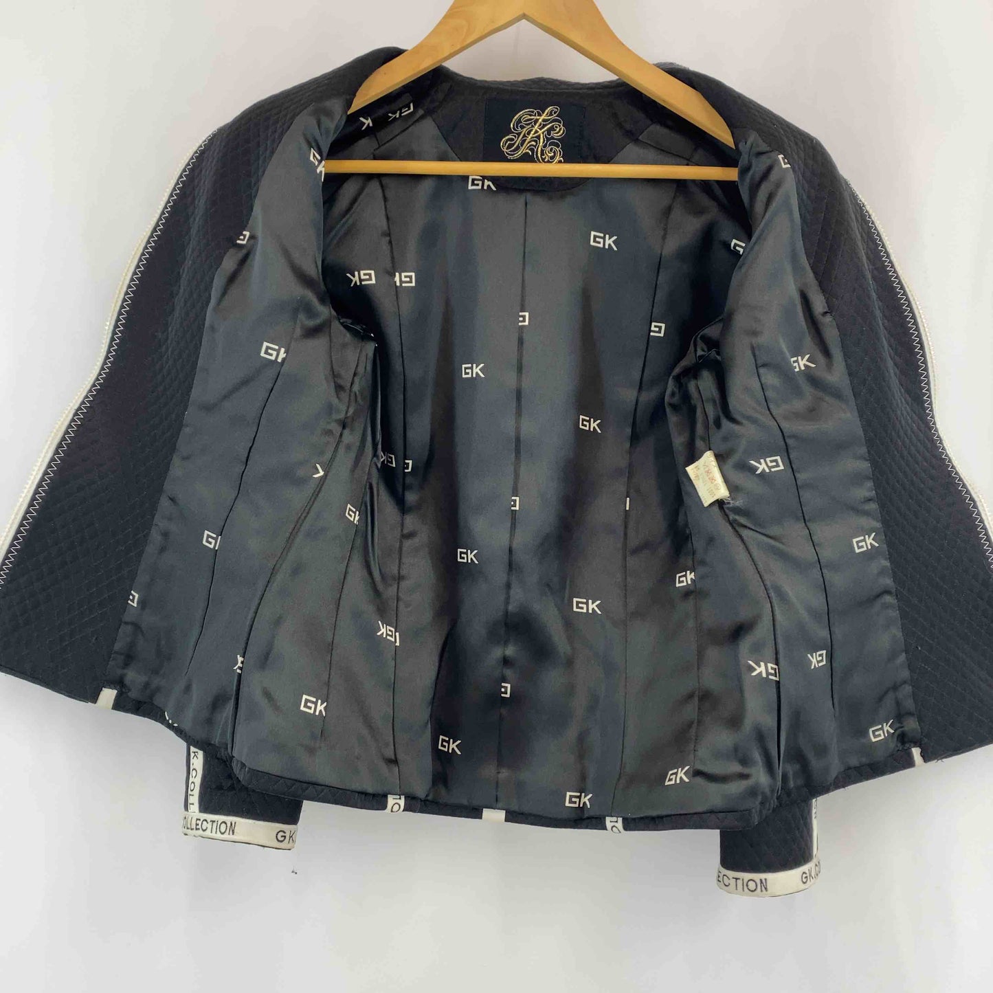 伊太利屋 GK collection  レディース ブルゾン ブラック ロゴ刺繍 胸ポケット付き