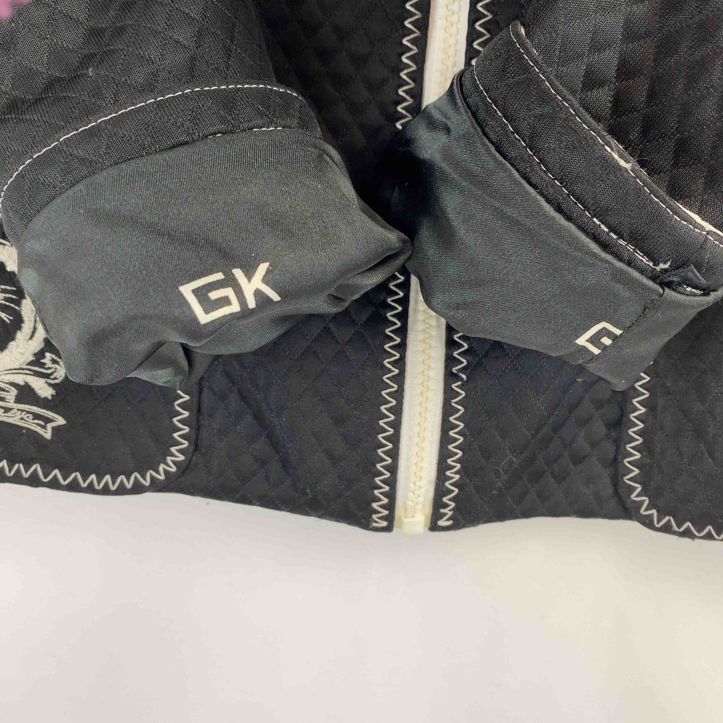 伊太利屋 GK collection  レディース ブルゾン ブラック ロゴ刺繍 胸ポケット付き