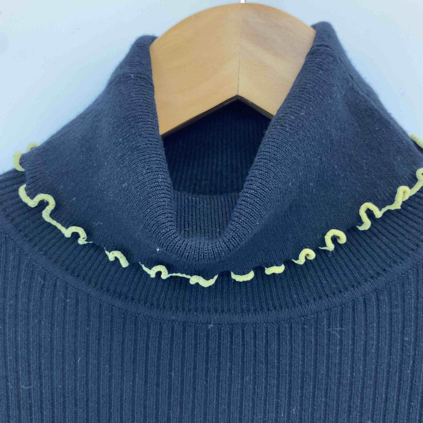 レディース ニットワンピース 黒 リブ編み 裾スリット