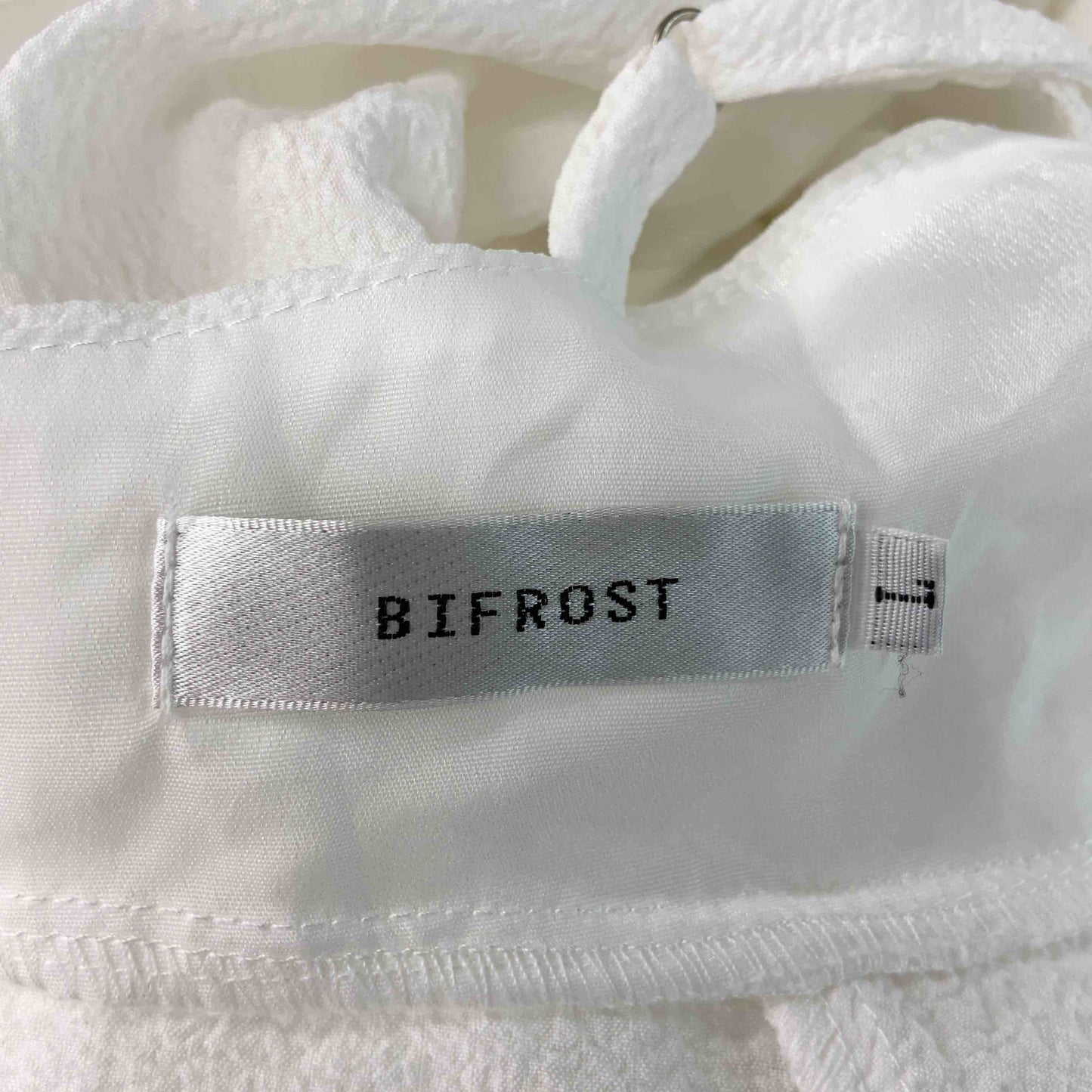 Bifrost ビフレスト レディース キャミワンピース ホワイト カシュクール ウエストリボン エンボス