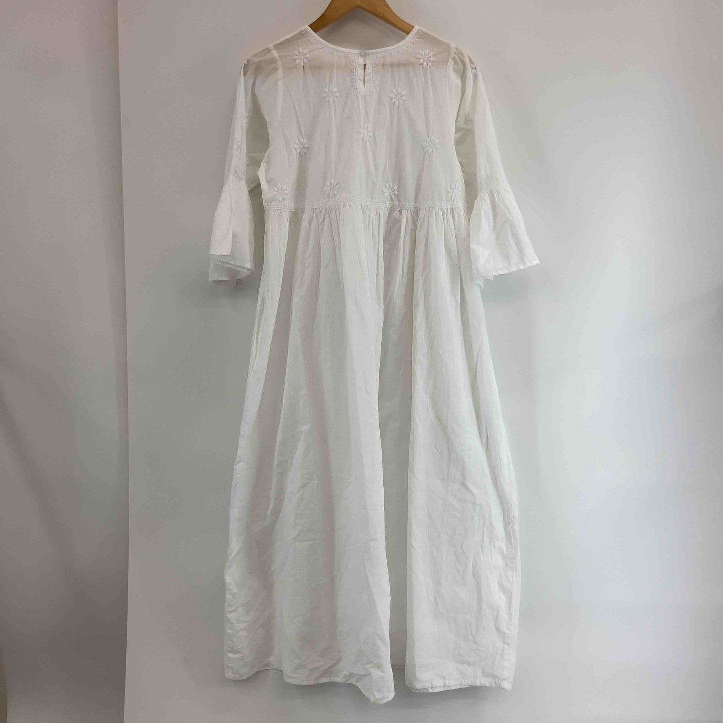 ロングワンピース ホワイト 刺繡デザイン 花柄  レディース 長袖ワンピース