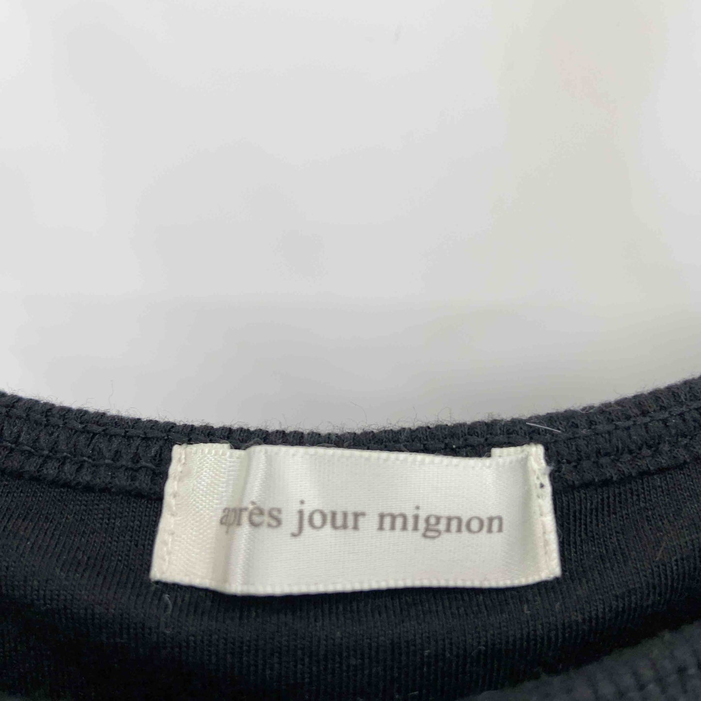 apres jour mignon アプレジュールミニョン ブラック カップ付きキャミワンピース バックスリット 無地 シンプル レディース ノースリーブワンピースキャミワンピース