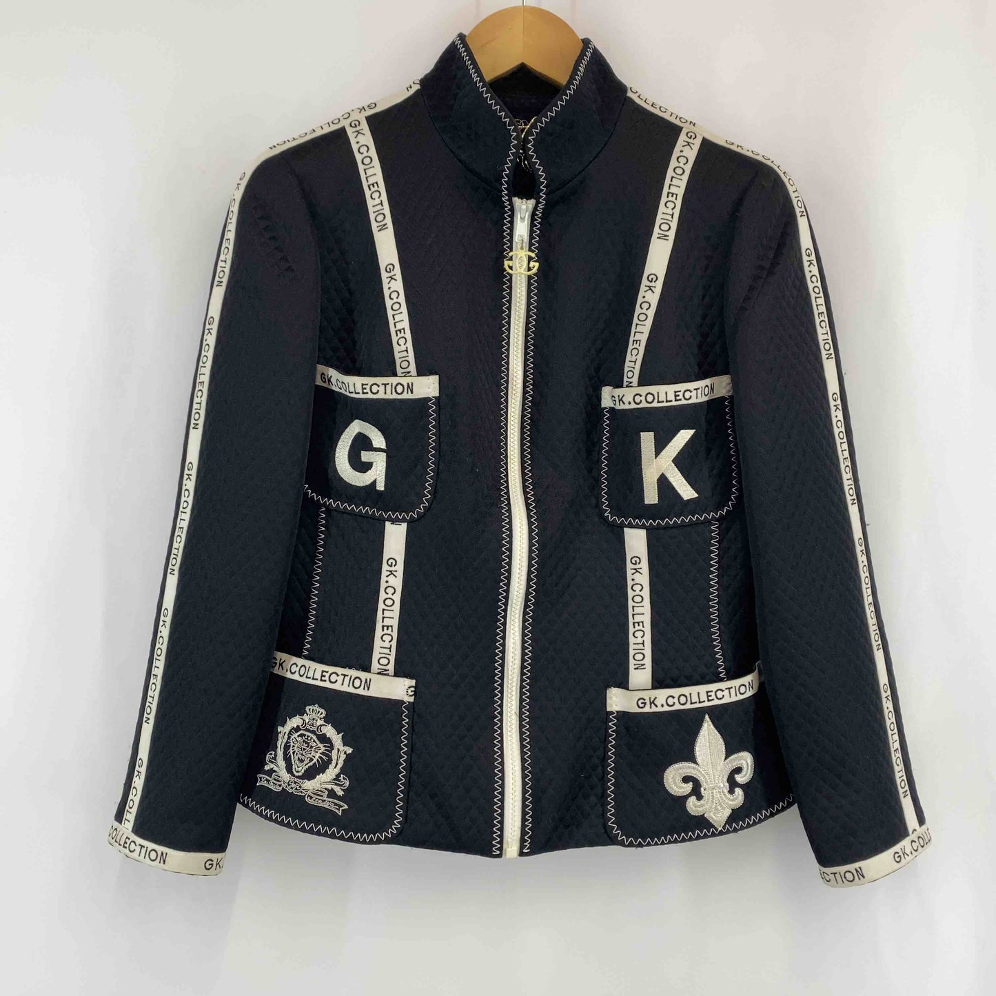 伊太利屋 GK collection  レディース ブルゾン ブラック ロゴ刺繍 胸ポケット付き