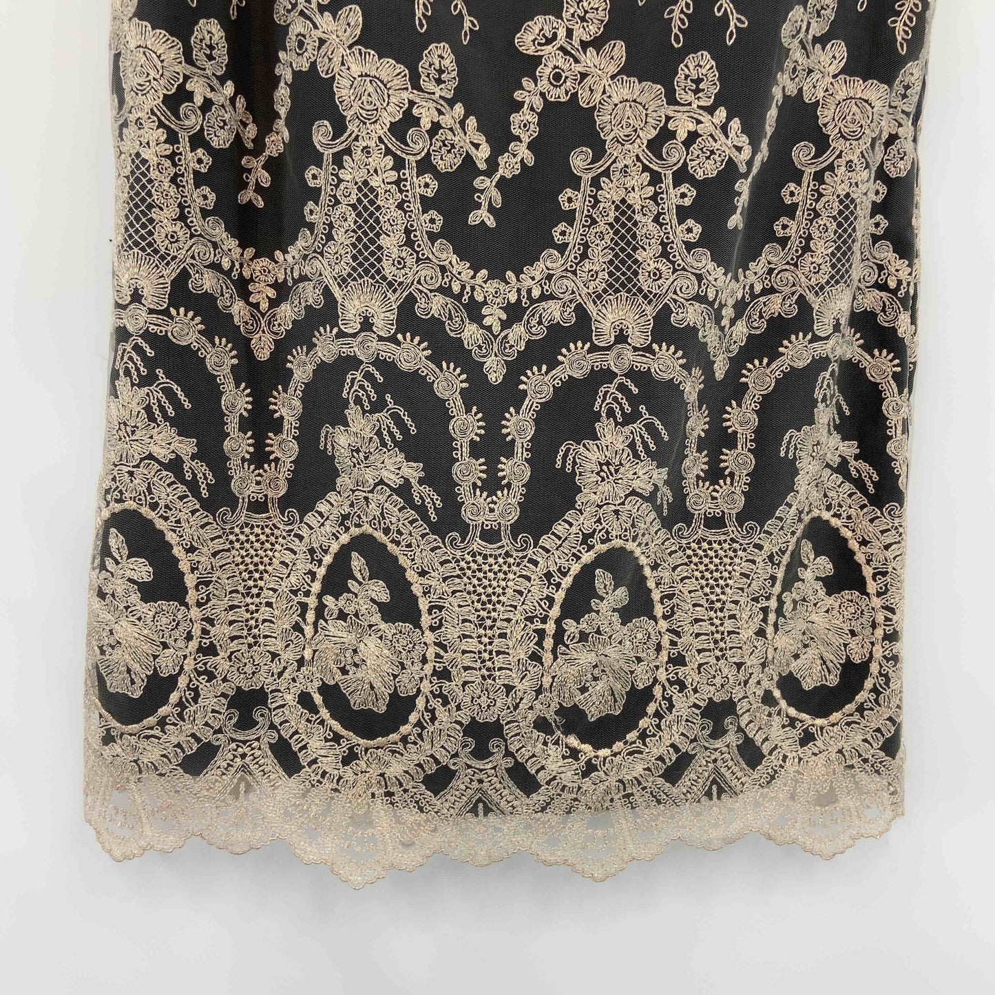 レディース ノースリーブワンピース　ひざ丈　レース　花柄　刺繍　ビーズ装飾　黒