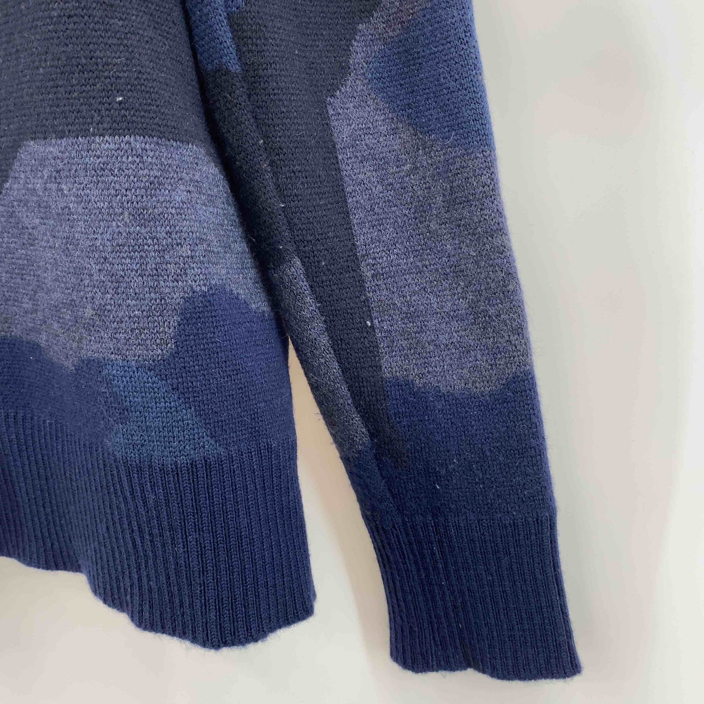 1piu1uguale3 ウノピゥウノウグァーレトレ ネイビー カモフラ柄 迷彩柄 Uネック メンズ ニット/セーター