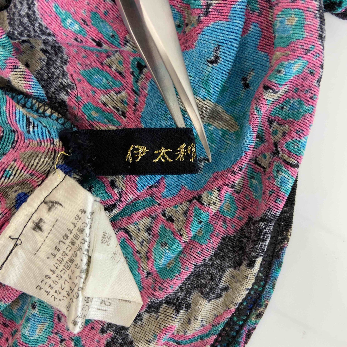 伊太利屋 イタリヤ レディース Tシャツ/カットソー 五分袖 ビーズ装飾 総柄 Vネック