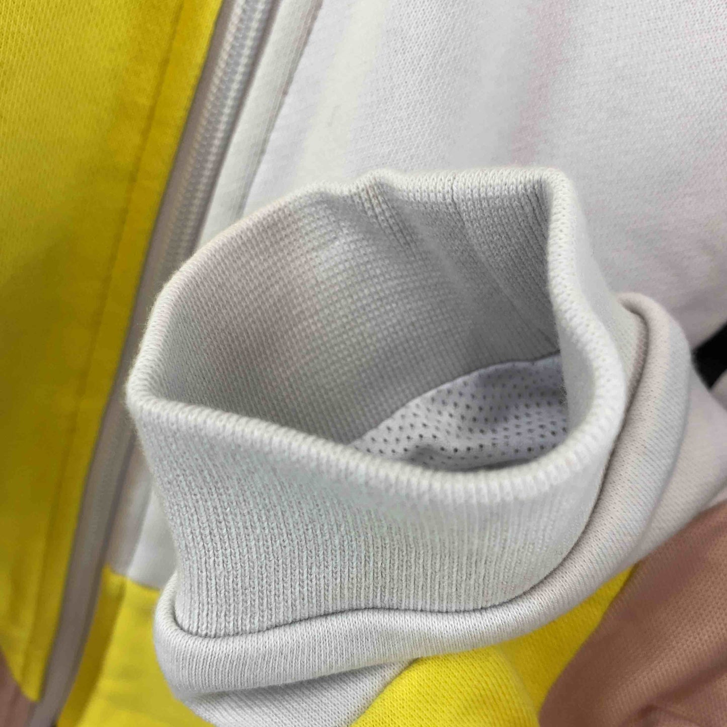 adidas（originals） アディダス（オリジナルス）白　青　ベージュ　マルチカラー　フロッキー　サイズM　 メンズ スウェット