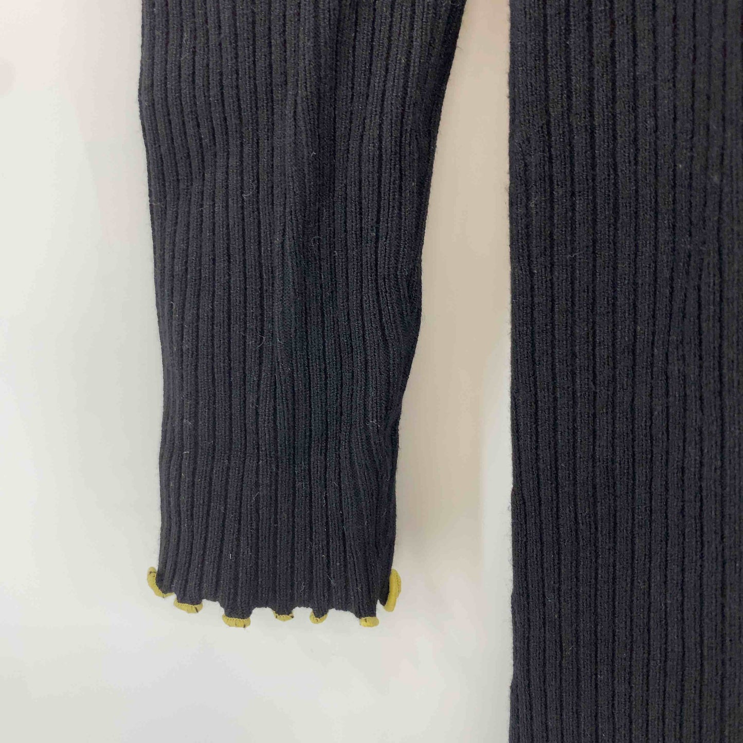 レディース ニットワンピース 黒 リブ編み 裾スリット