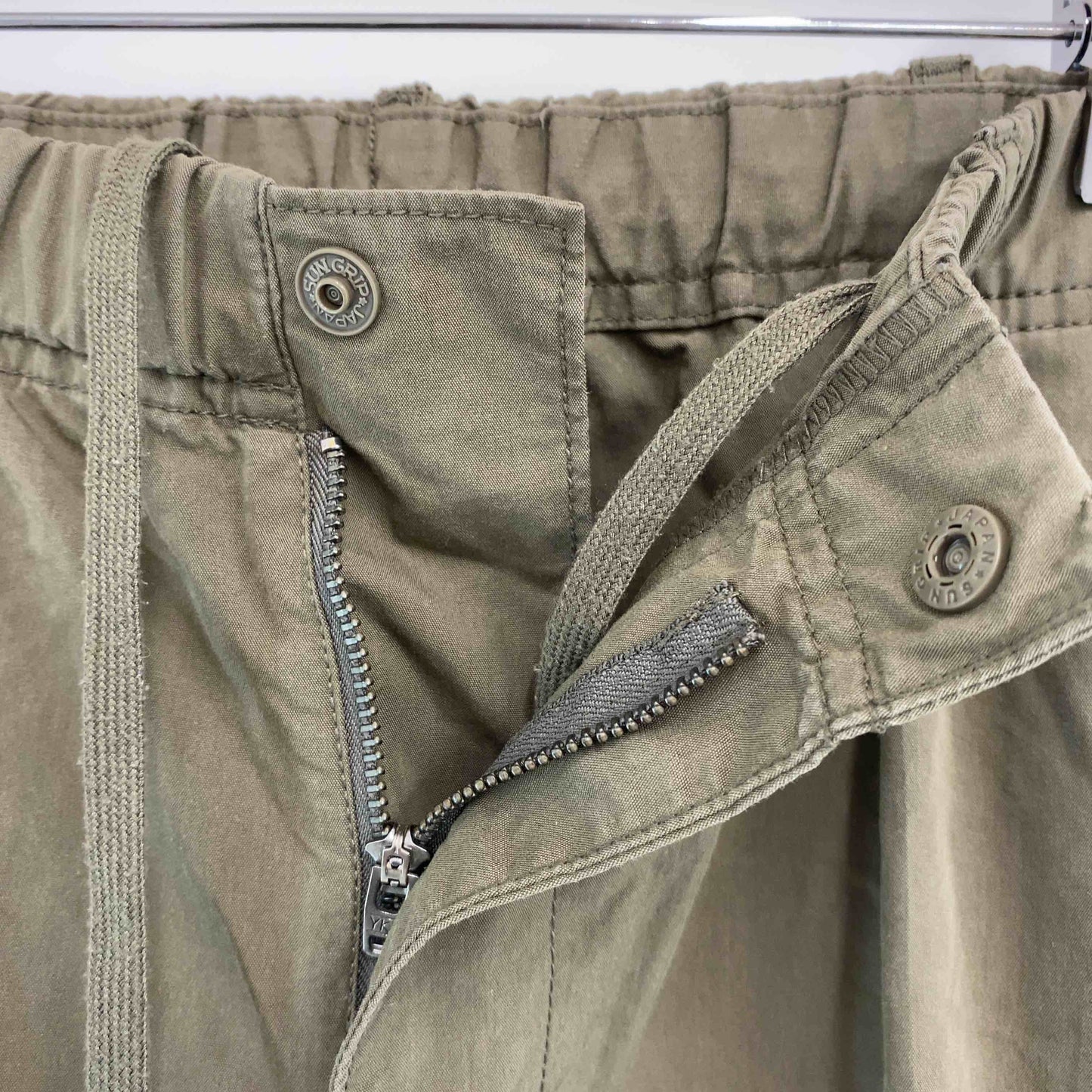 UNIQLO U ユニクロユー メンズ カーゴパンツ　ウエストゴム　裾絞り　カーキグリーン