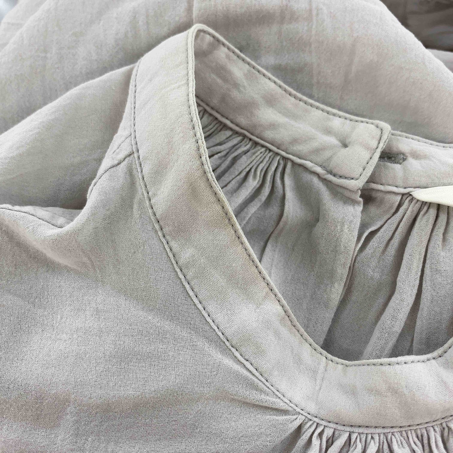 SUSURI ススリ ライトグレー シアー 無地 シンプル レディース 半袖シャツ/ブラウス