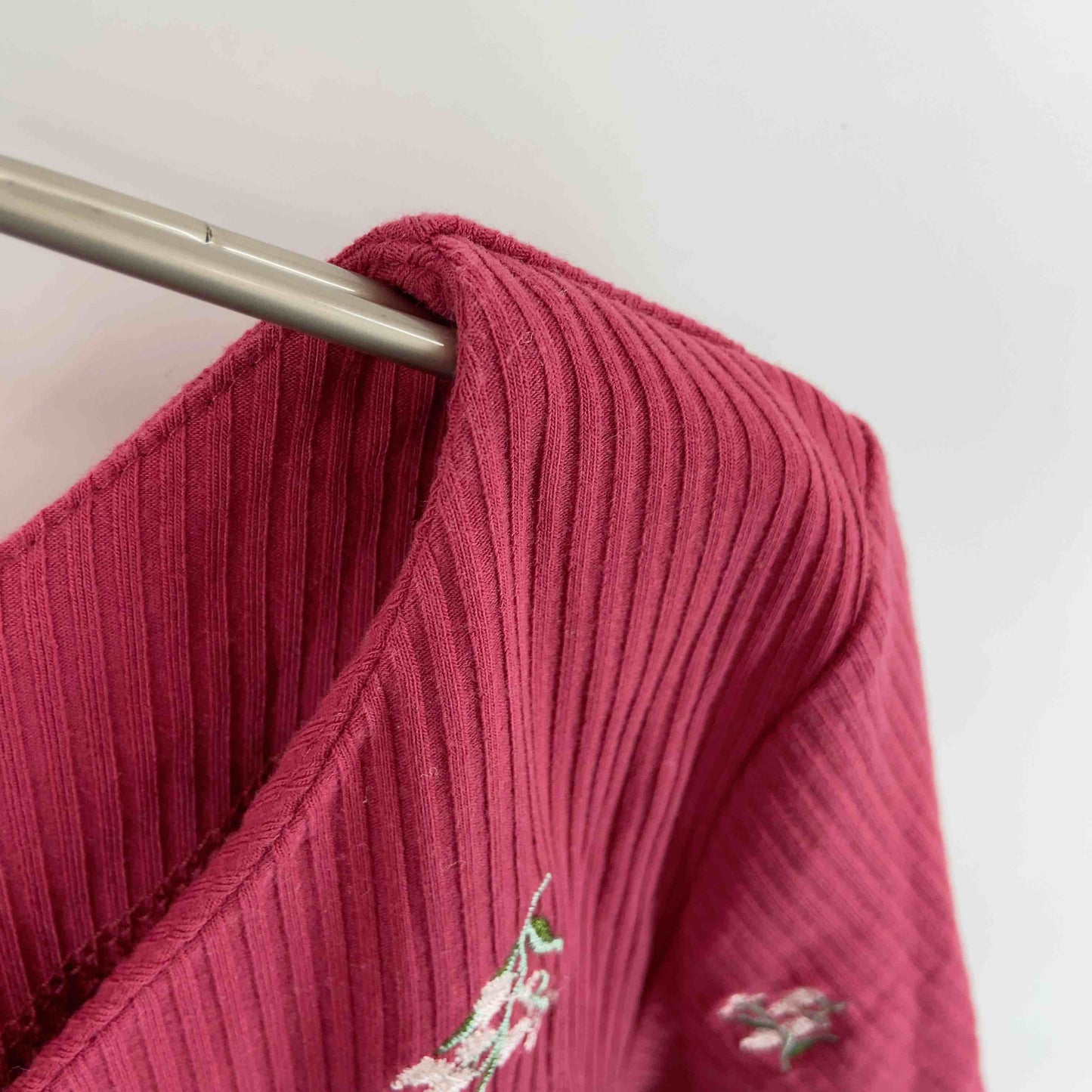 NICE CLAUP ナイスクラップ レディース Tシャツ（半袖）レッド 花柄刺繡