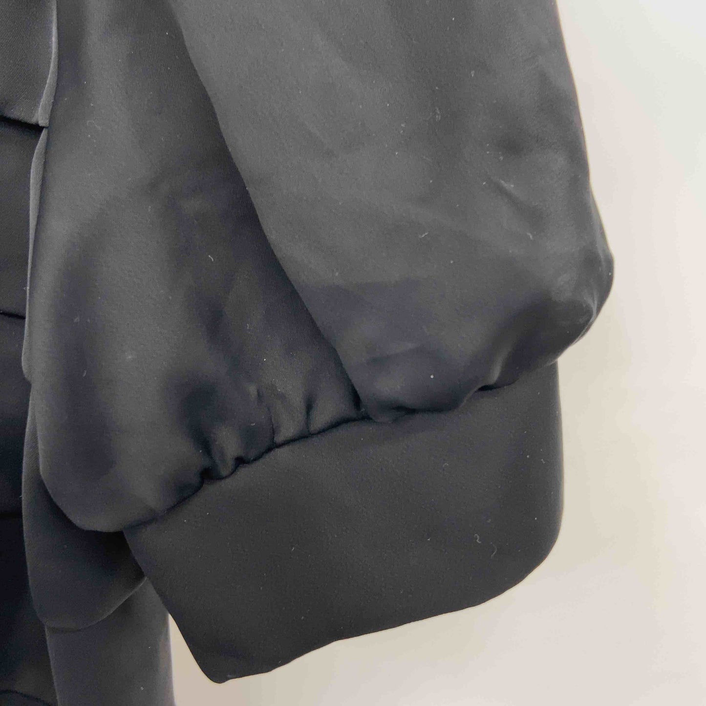 TO BE CHIC トゥービーシック レディース 半袖ブラウス ブラック ボータイ サテン×ニット