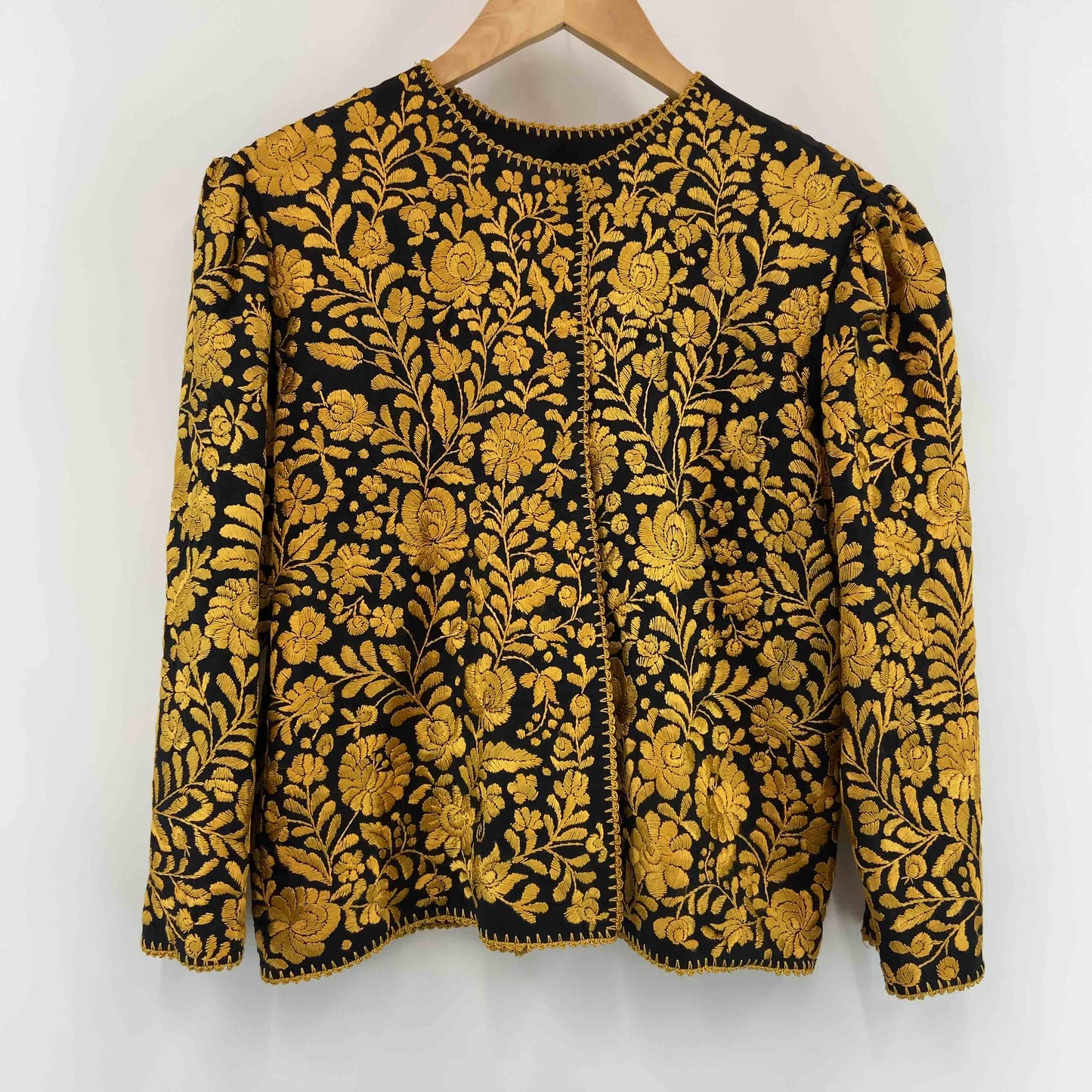 レディース ノーカラージャケット ブラック サテン刺繍花柄