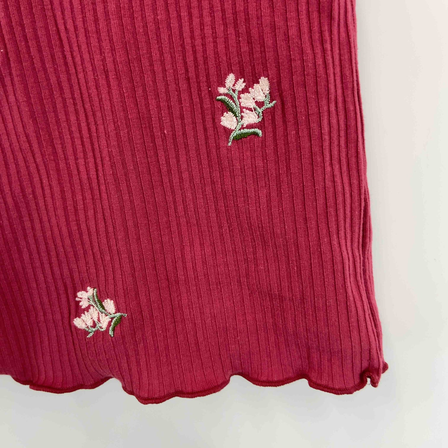 NICE CLAUP ナイスクラップ レディース Tシャツ（半袖）レッド 花柄刺繡