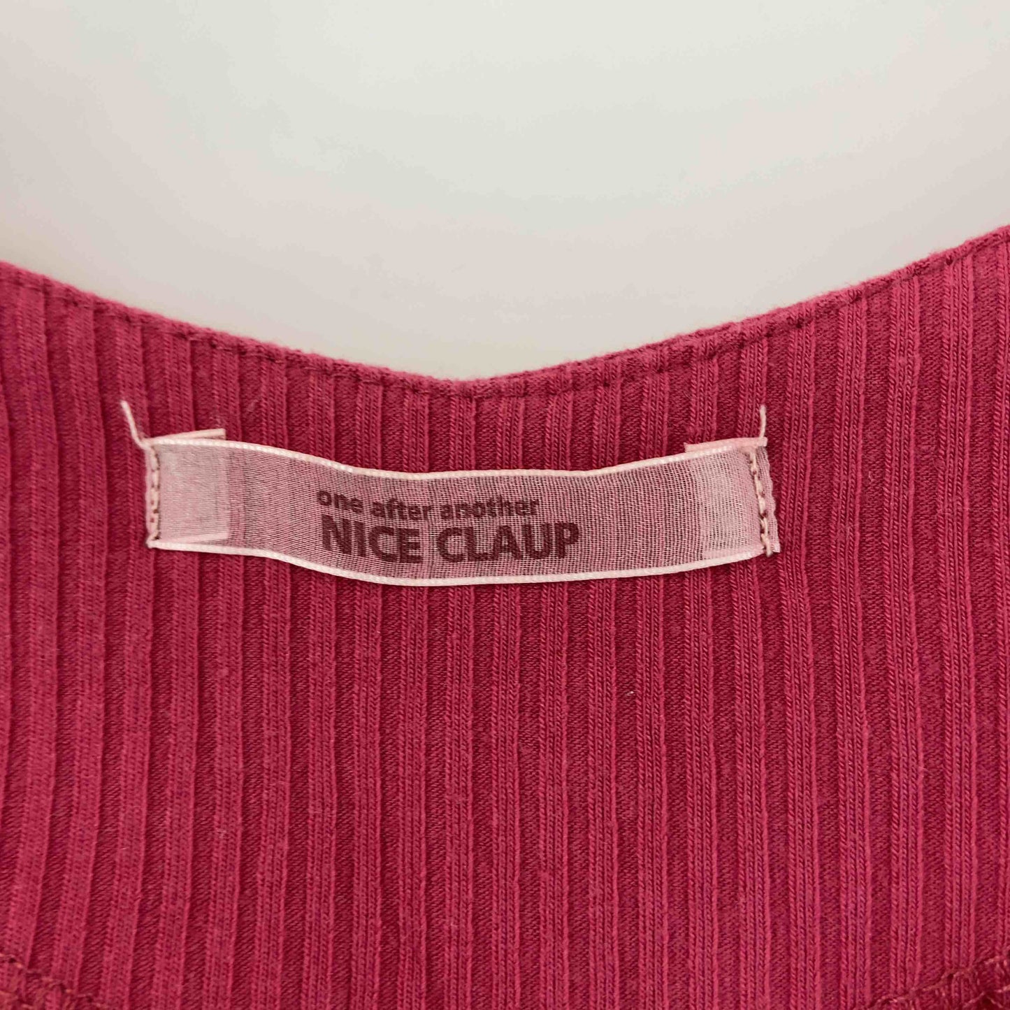 NICE CLAUP ナイスクラップ レディース Tシャツ（半袖）レッド 花柄刺繡