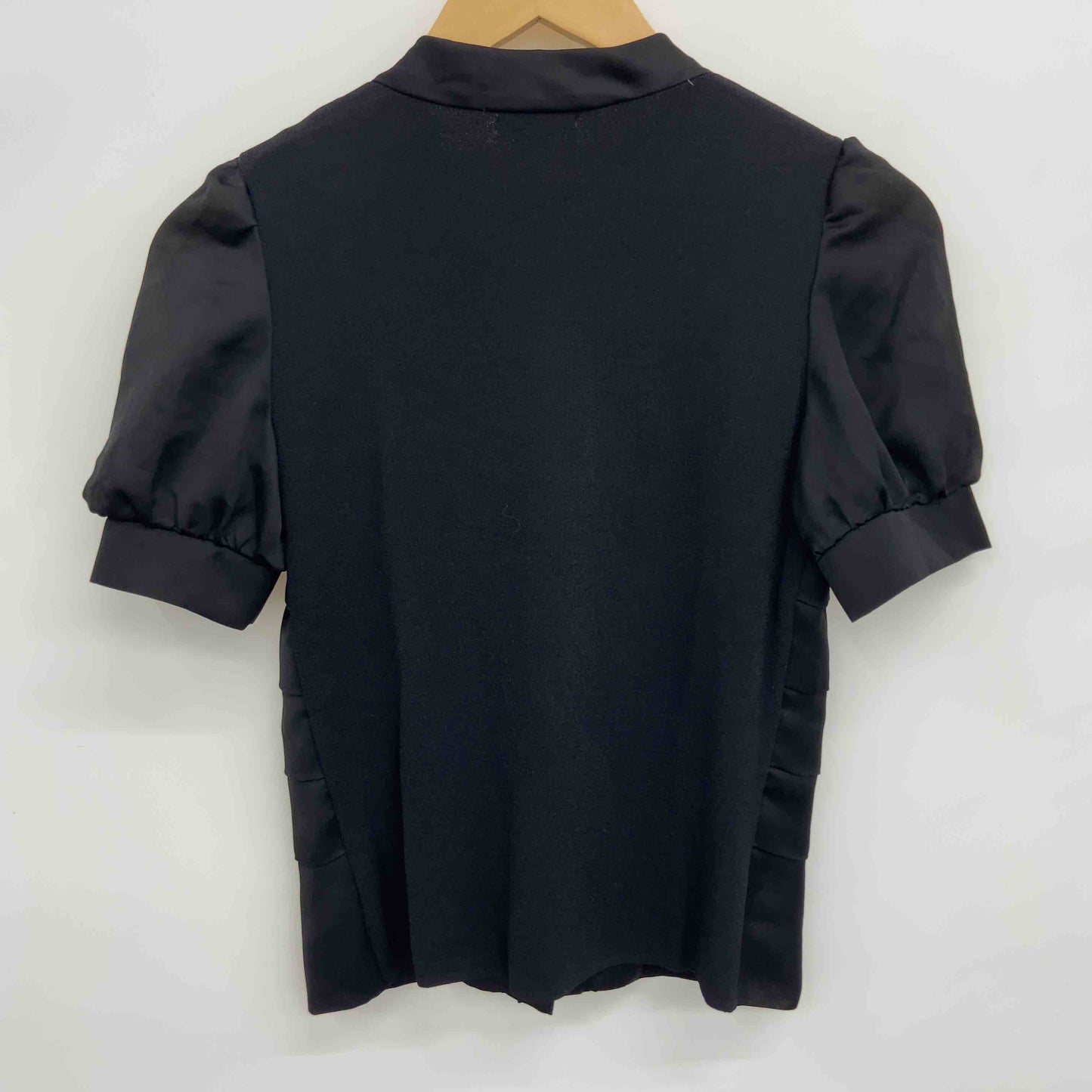 TO BE CHIC トゥービーシック レディース 半袖ブラウス ブラック ボータイ サテン×ニット