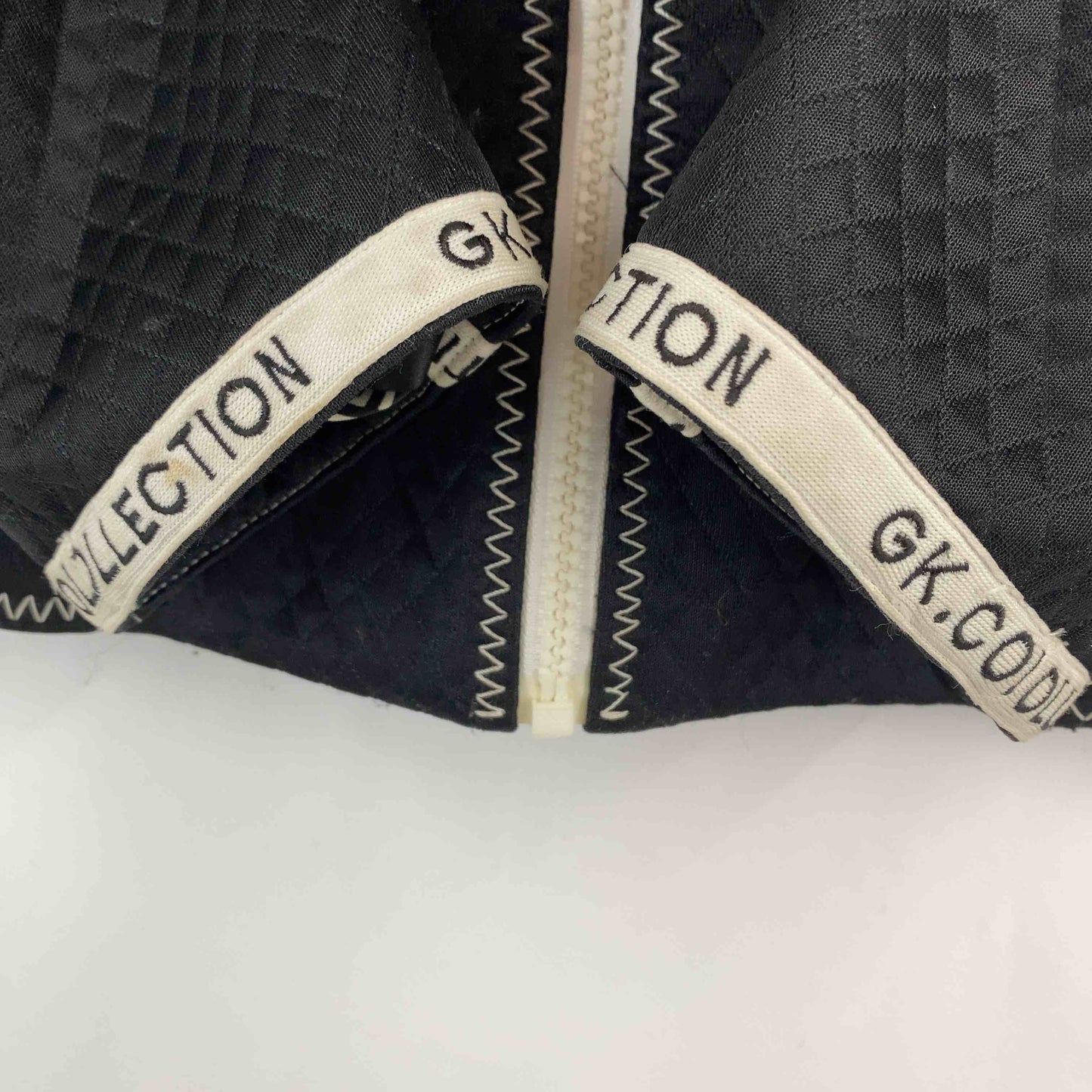 伊太利屋 GK collection  レディース ブルゾン ブラック ロゴ刺繍 胸ポケット付き