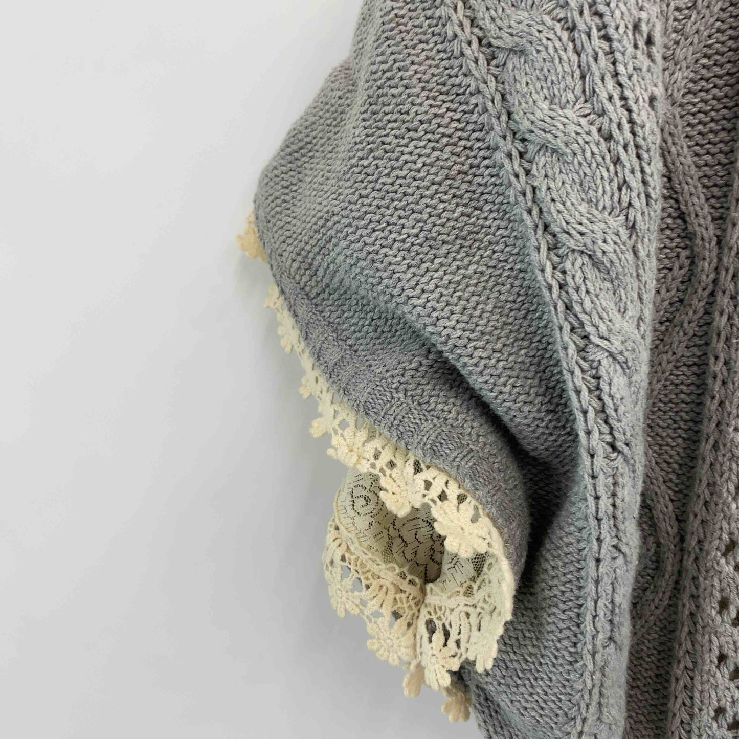 earth music&ecology アースミュージックアンドエコロジー レディース ポンチョ グレー ケーブルニット 綿混 裏地レース